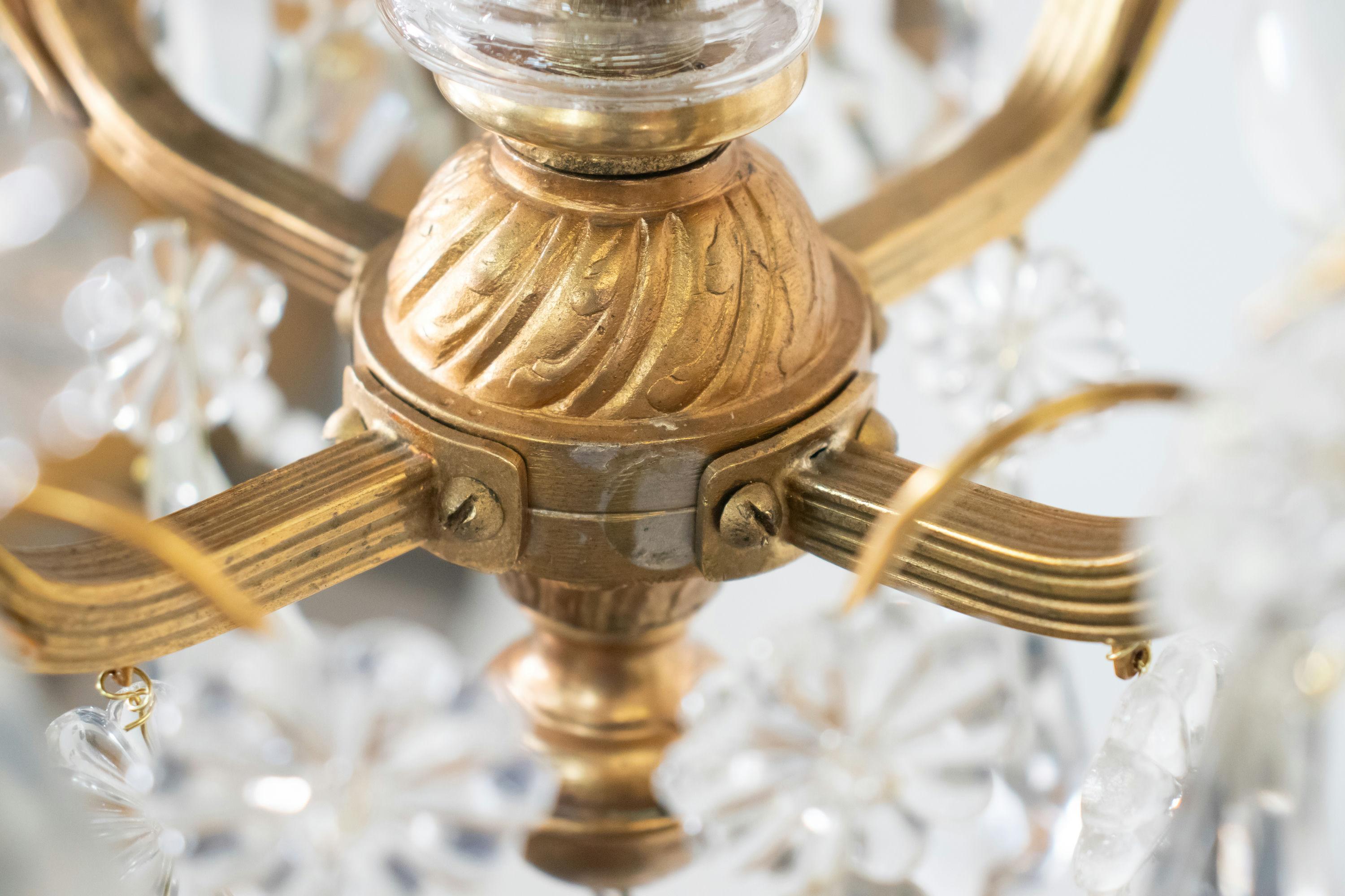 Lampadario francese retrò in stile Luigi XV in ottone e cristallo in vendita 6