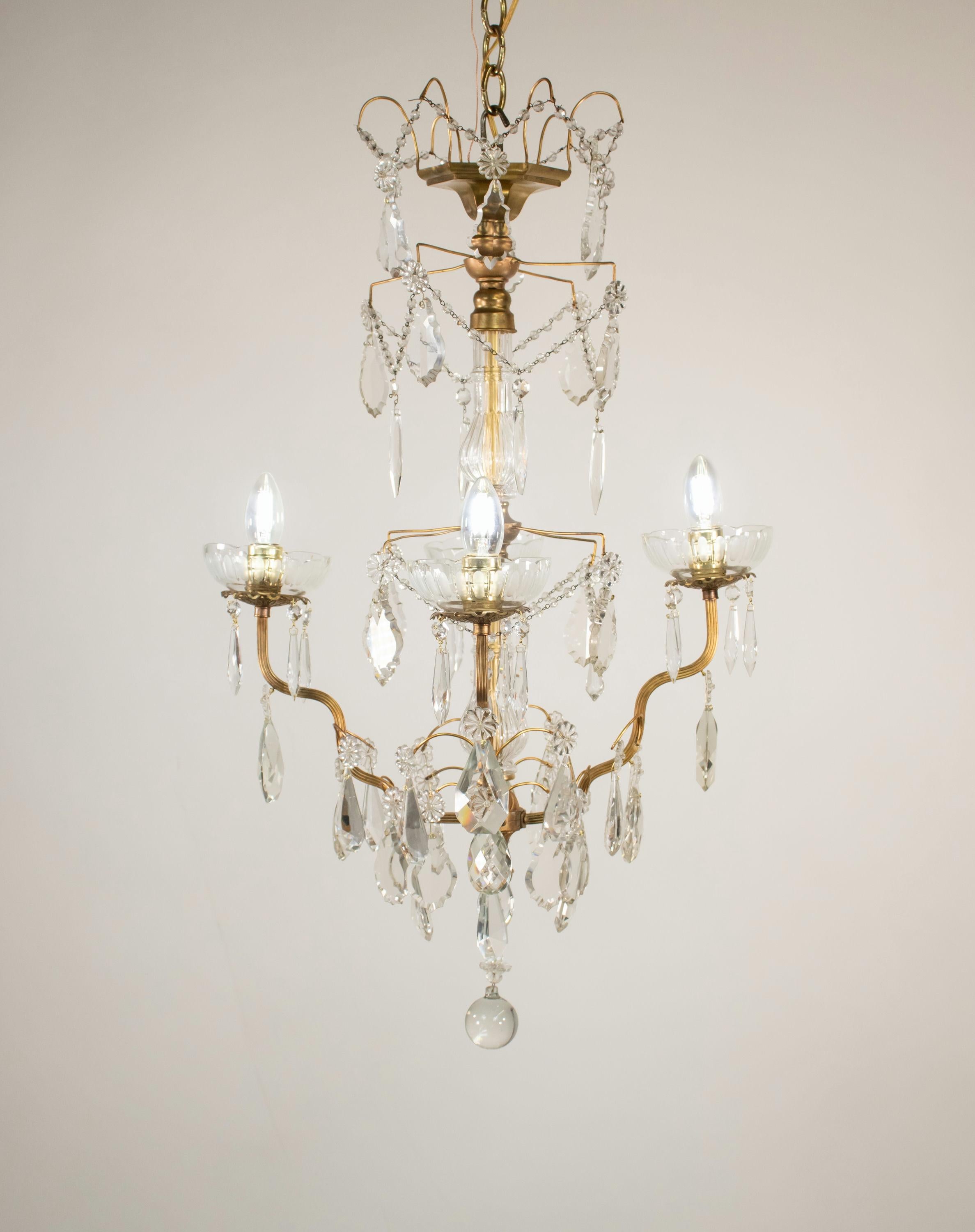Francese Lampadario francese retrò in stile Luigi XV in ottone e cristallo in vendita