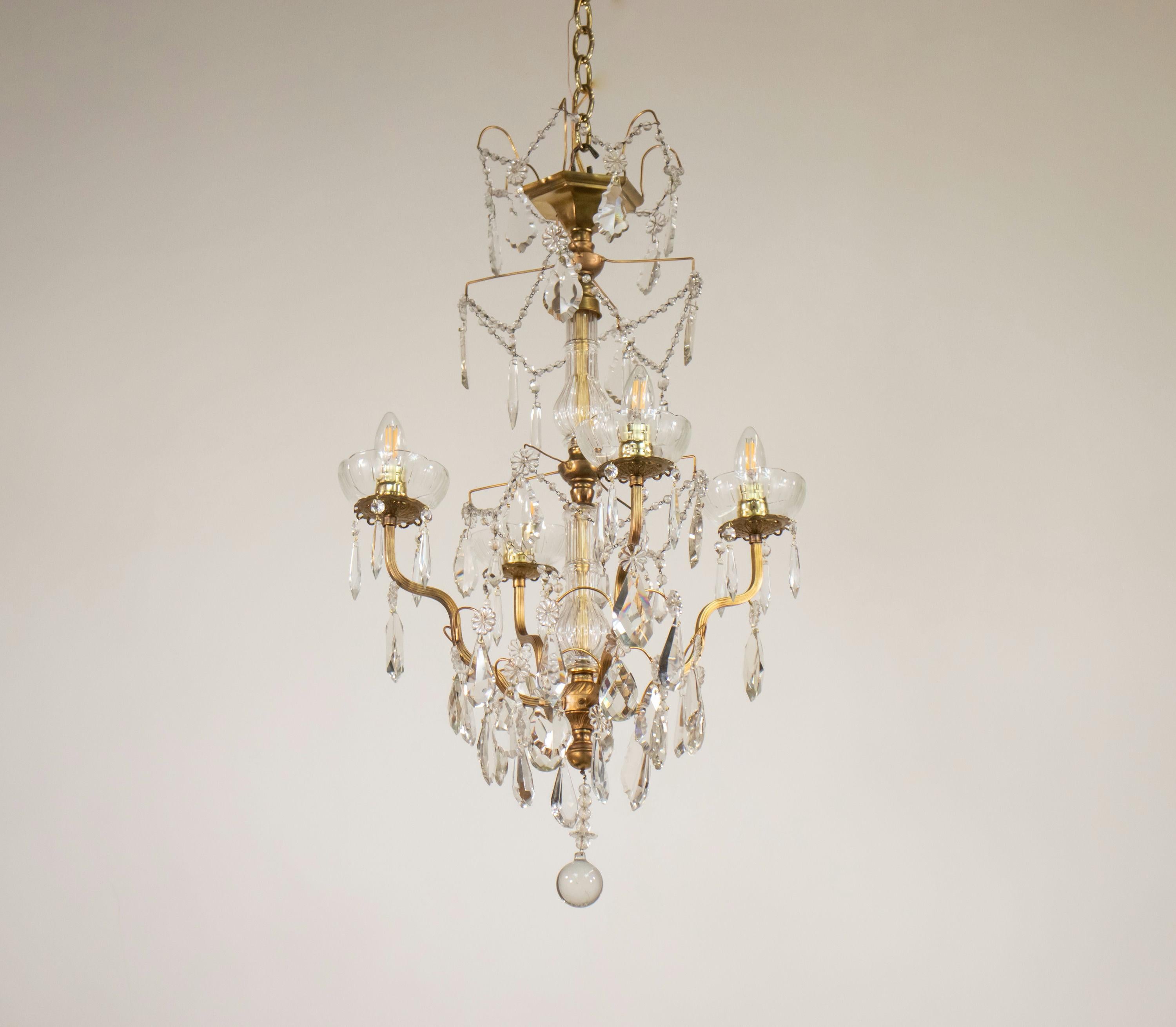 Fatto a mano Lampadario francese retrò in stile Luigi XV in ottone e cristallo in vendita