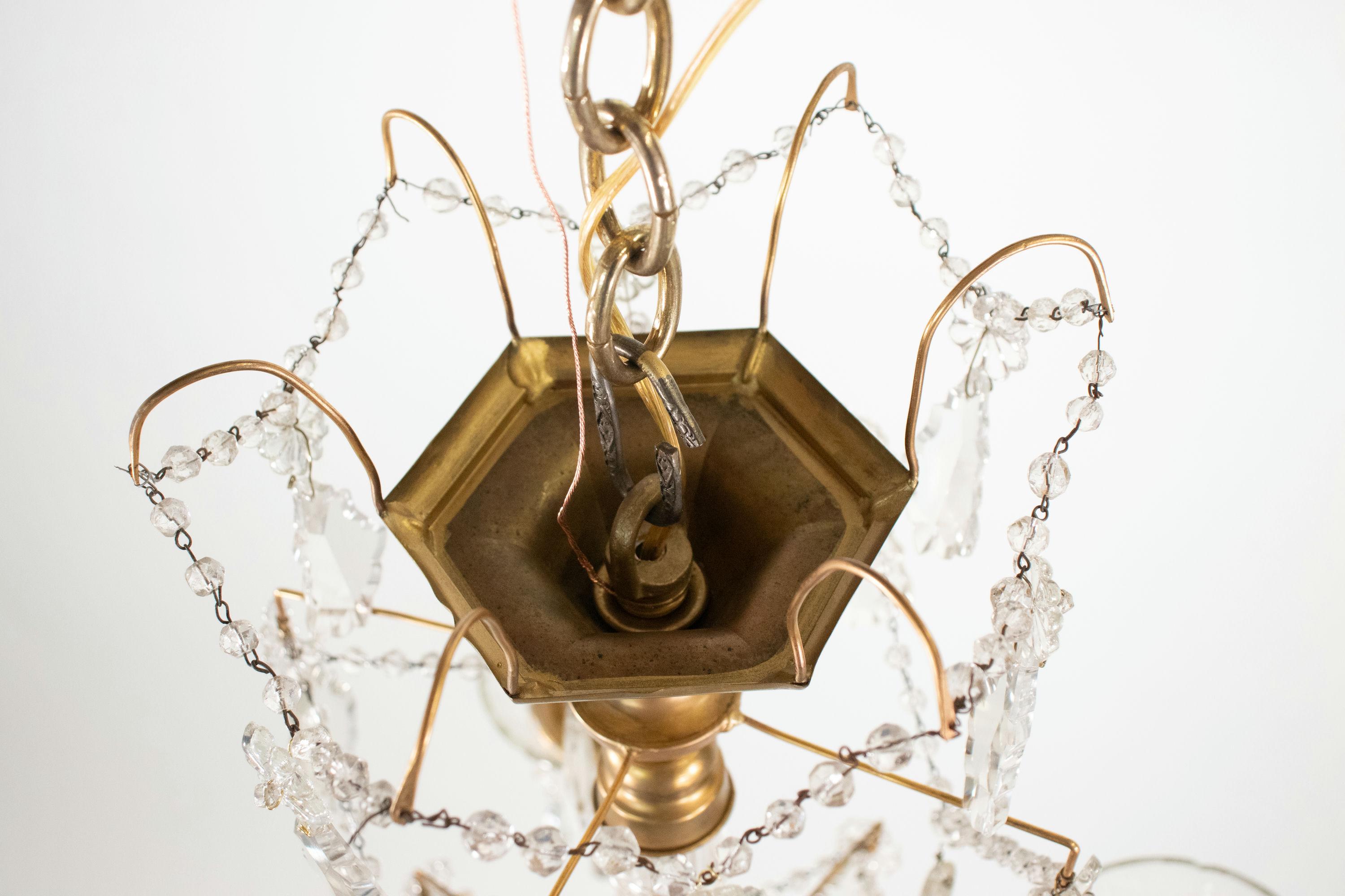 XX secolo Lampadario francese retrò in stile Luigi XV in ottone e cristallo in vendita