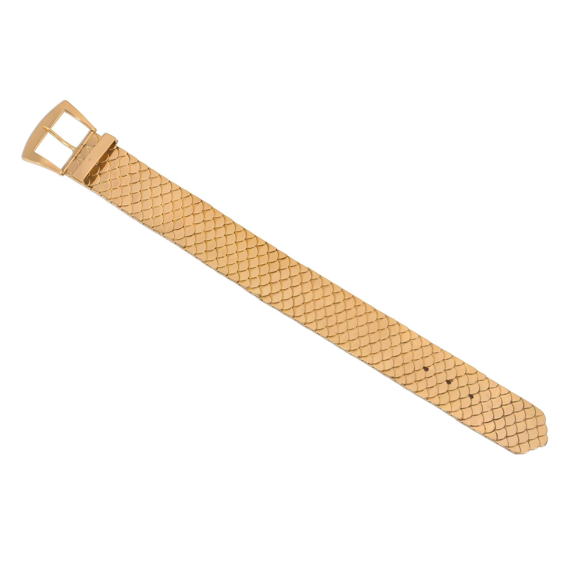 Bracciale Retro in oro rosa a squame sovrapposte con chiusura a fibbia regolabile, in 18 ct.  Francia.  Larghezza: 0,75