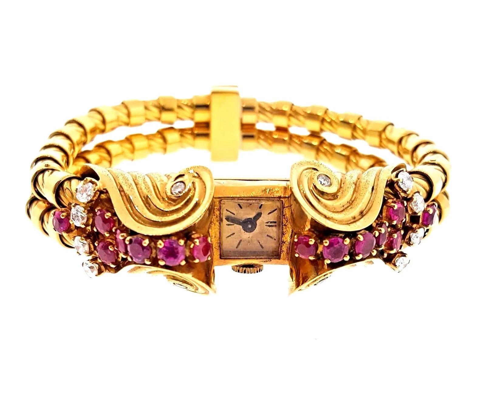 Vintage French Retro Rubin und Diamant Armbanduhr in 18K Rose Gold

Französische Retro-Armbanduhr aus 18 Karat Roségold. Das Gehäuse der Uhr schmücken 14 rote Rubine und 12 Diamanten mit einem Gewicht von etwa 3,00 Karat. Das rechteckige Gehäuse hat