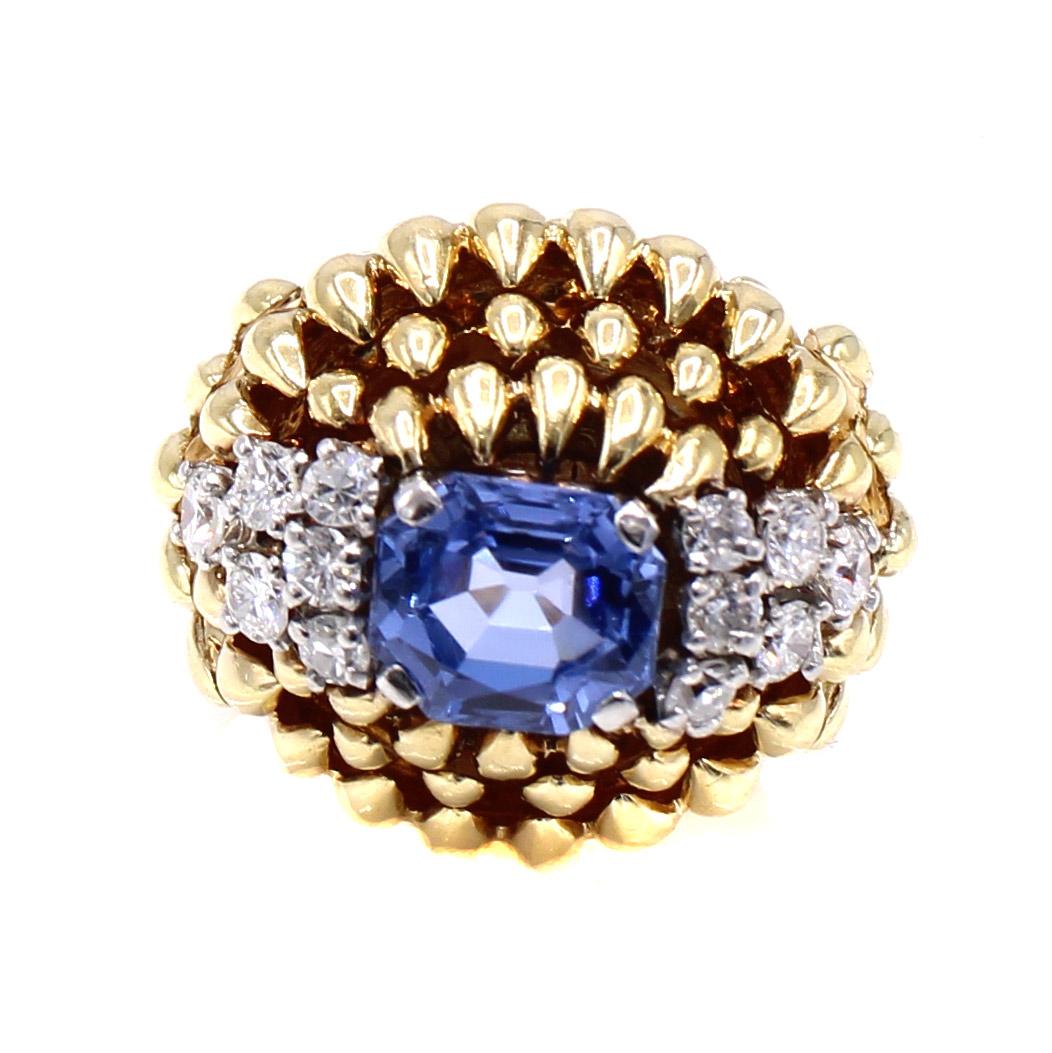 Magnifiquement conçue et fabriquée à la main vers 1940, cette fantastique bague rétro est une véritable œuvre d'art au doigt. Des rangées d'éléments en forme de griffes façonnés en or jaune 18 carats poli s'élèvent en dôme vers le haut, conférant à