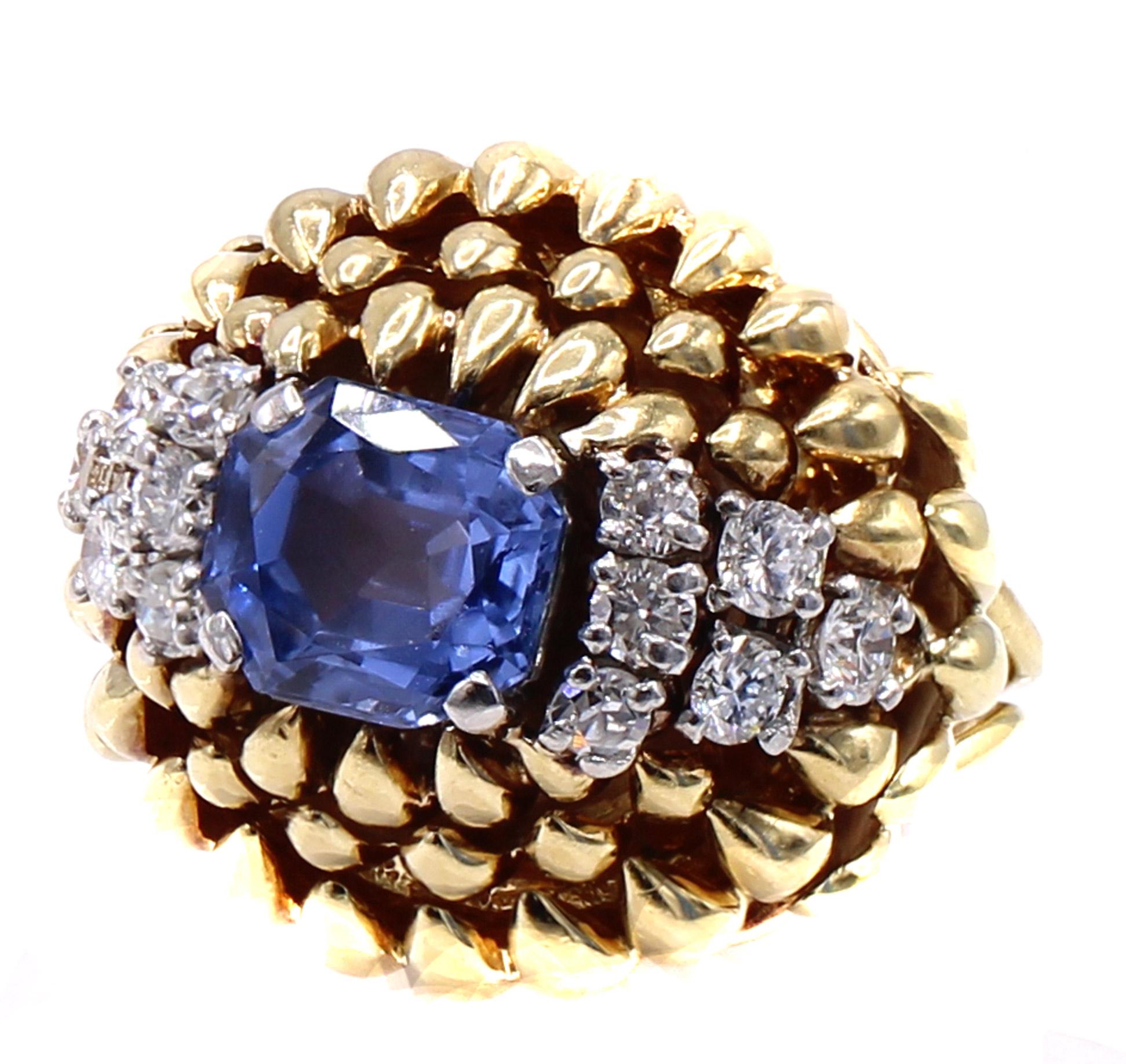 Rétro Bague rétro française en or jaune 18 carats avec saphirs et diamants en vente