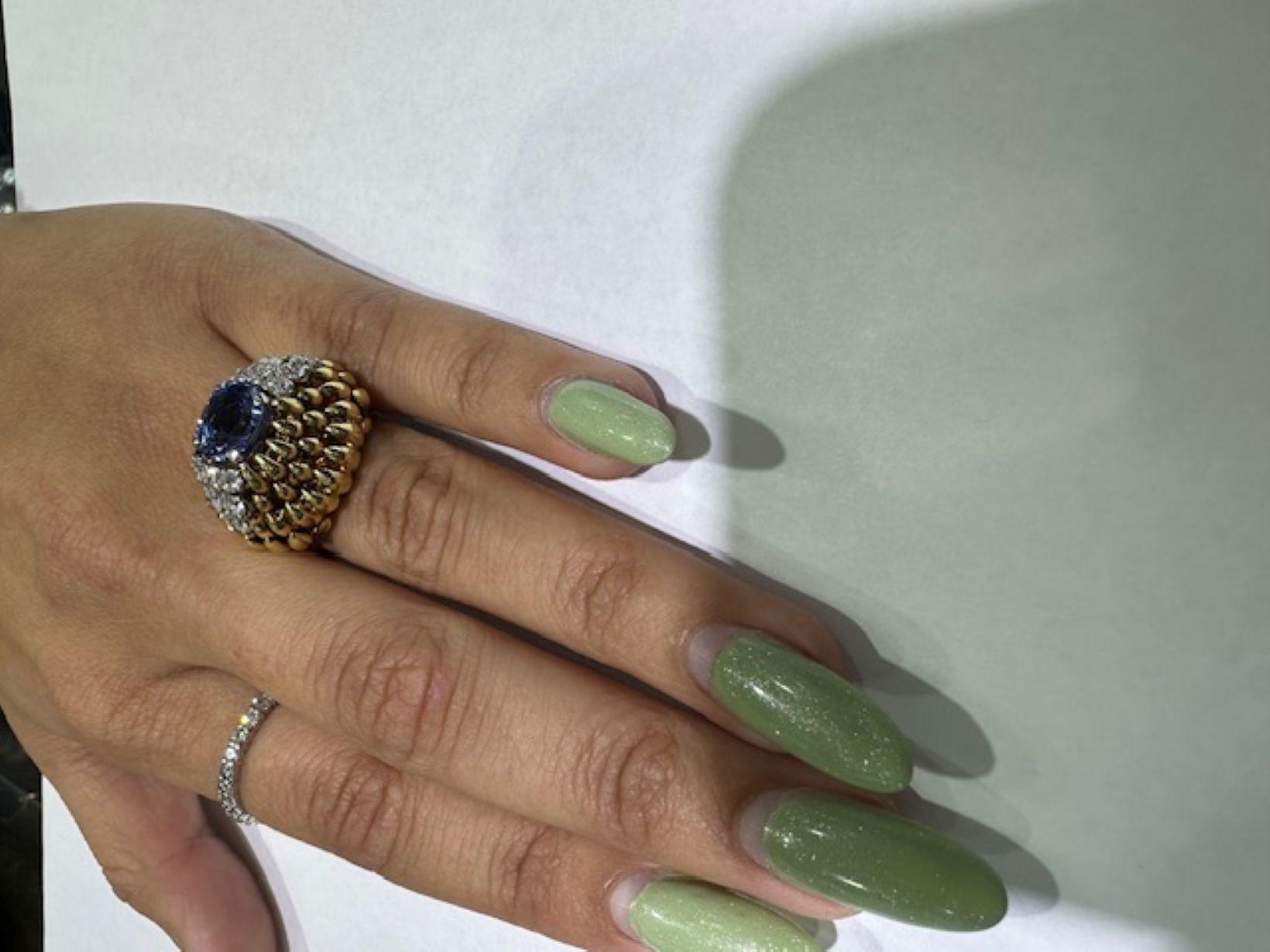 Bague rétro française en or jaune 18 carats avec saphirs et diamants Unisexe en vente