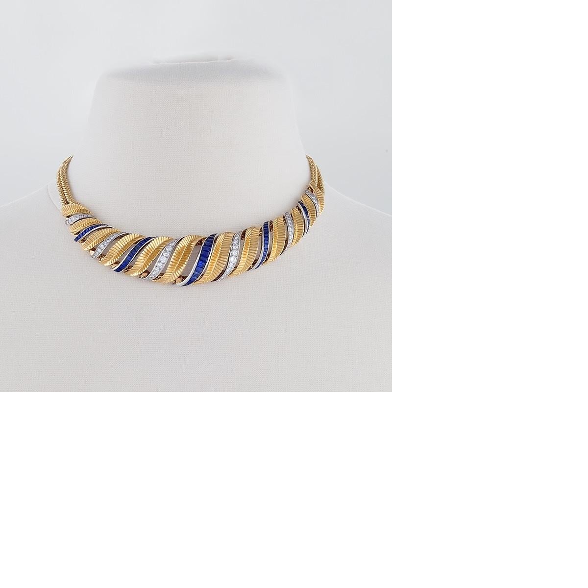 Französisches Retro-Halsband aus 18 Karat Gold und Platin mit Diamanten und Saphiren. Das Collier besteht aus 74 Diamanten im Rundschliff mit einem ungefähren Gesamtgewicht von 3,75 Karat und 66 Saphiren im Kaliberschliff mit einem ungefähren
