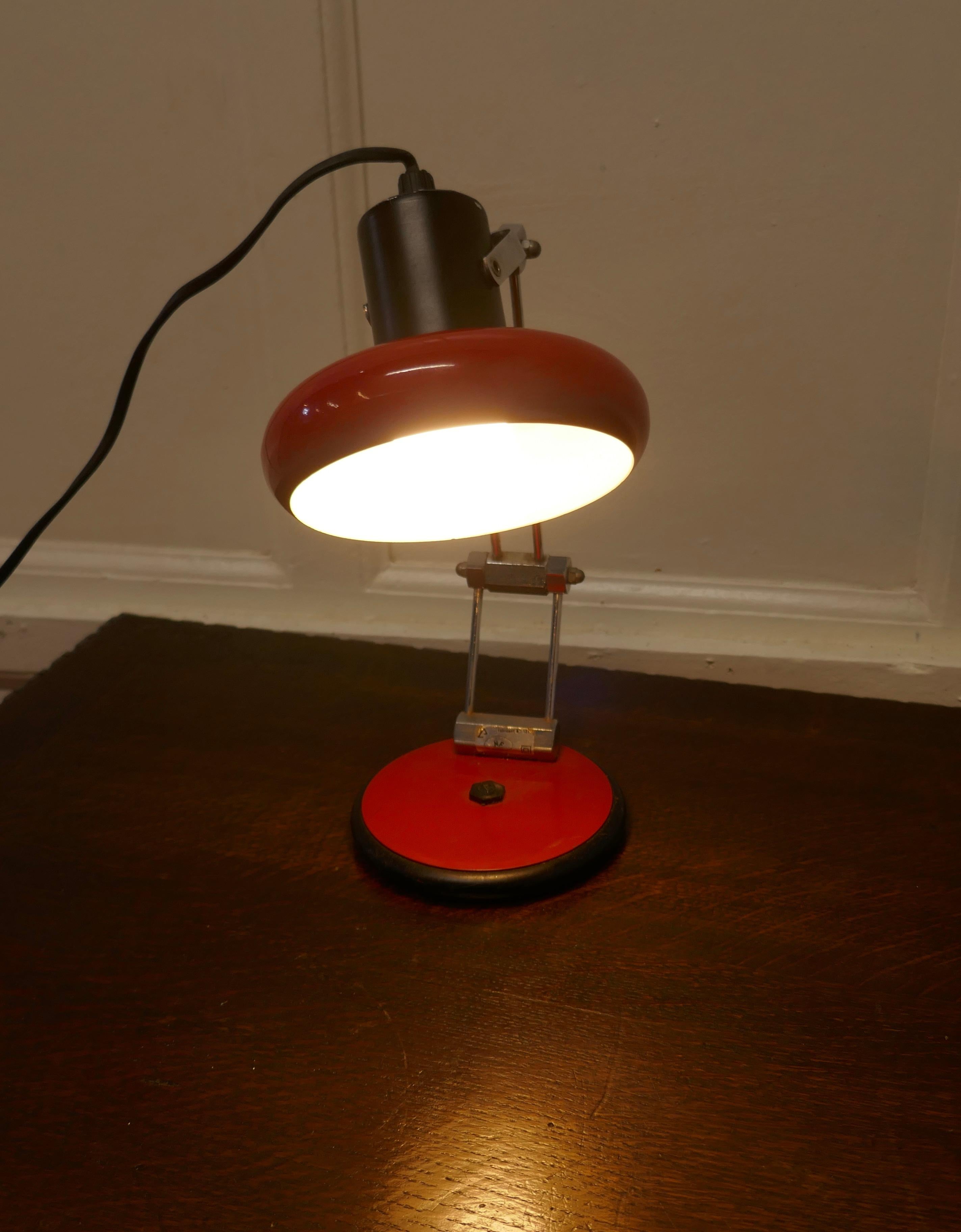 20ième siècle Lampe de table rétro française à angle spoutnik en vente
