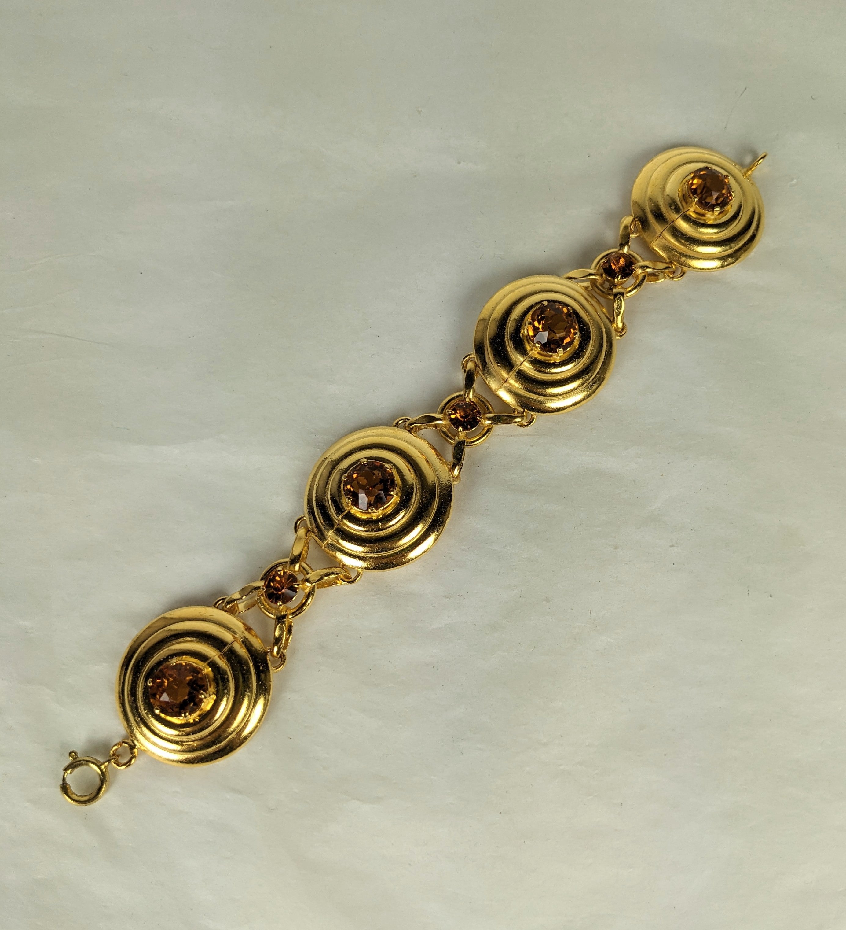 Elegant et remarquable bracelet à maillons en escalier de style rétro français avec des pâtes de citrine, circa 1940. 4 motifs circulaires en escalier sont sertis de pâtes de citrine avec des connecteurs souples. France des années 1940. 8