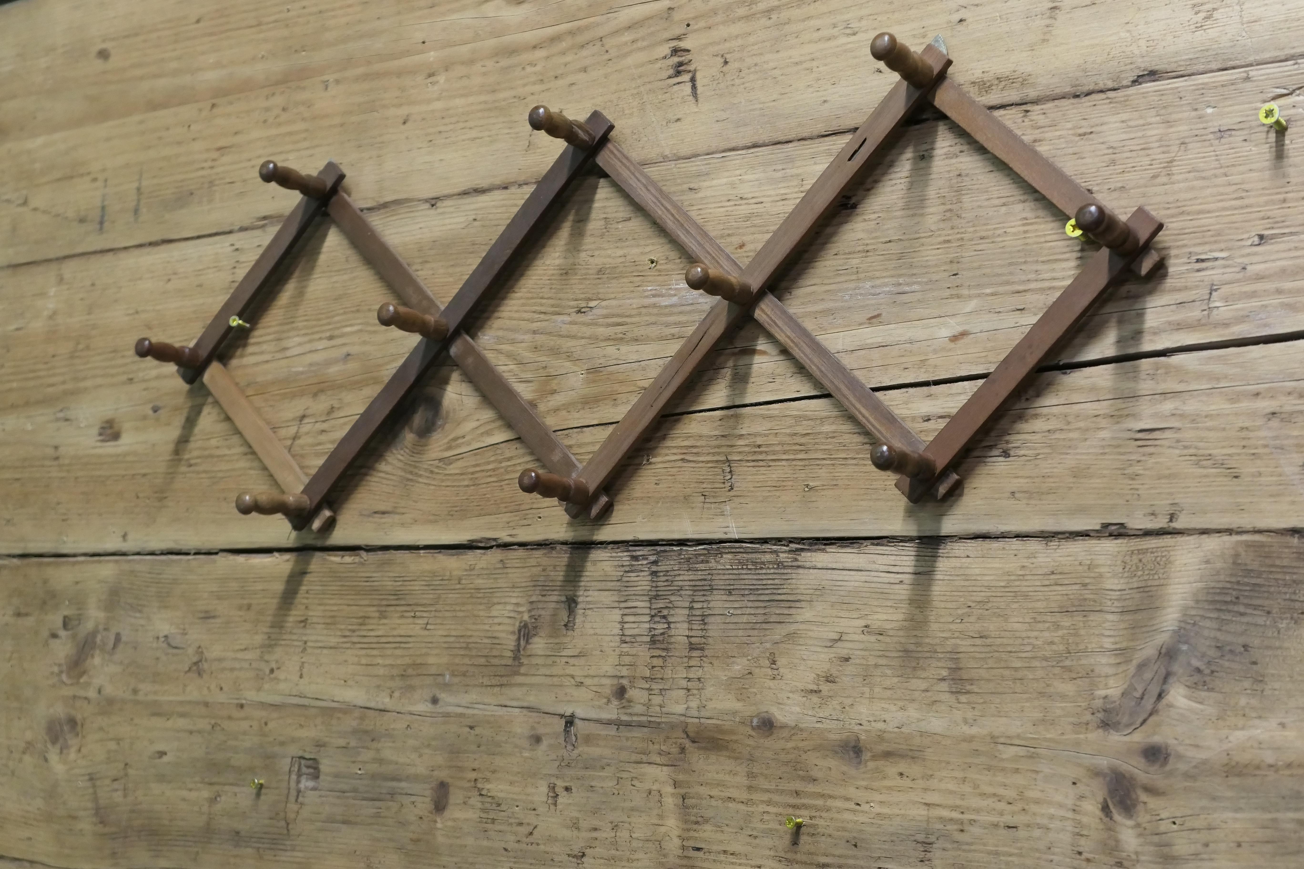 
Scaffale da parete per cappelli e cappotti in stile retrò francese

Un grazioso appendiabiti in noce, a forma di traliccio a diamante con 10 ganci per cappotti in legno tornito.
Un grande pezzo, e in buone condizioni
Il rack ha un'altezza di 10