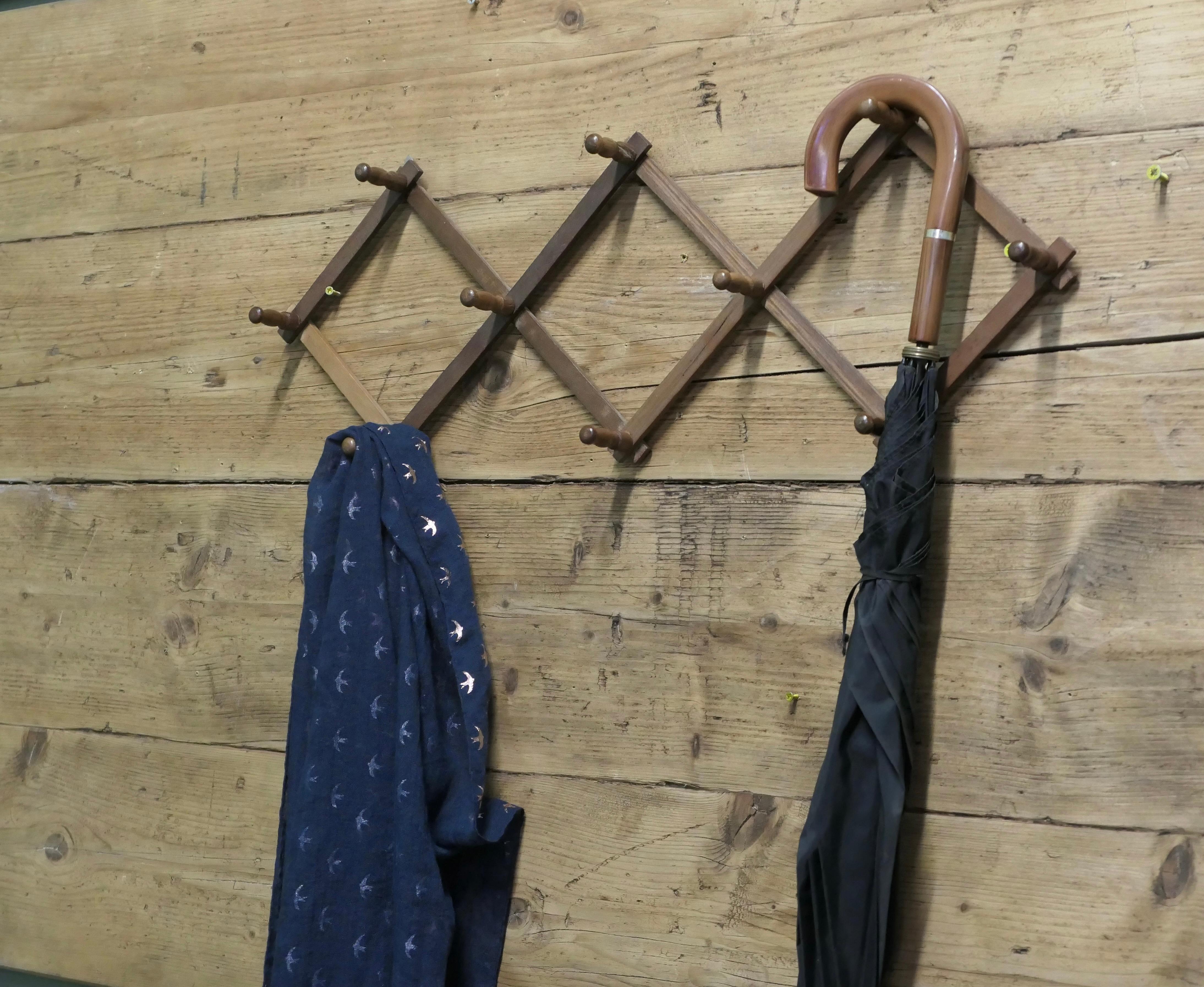 Noce Scaffale da parete per cappelli e cappotti in stile retrò francese  Un attraente appendiabiti in vendita