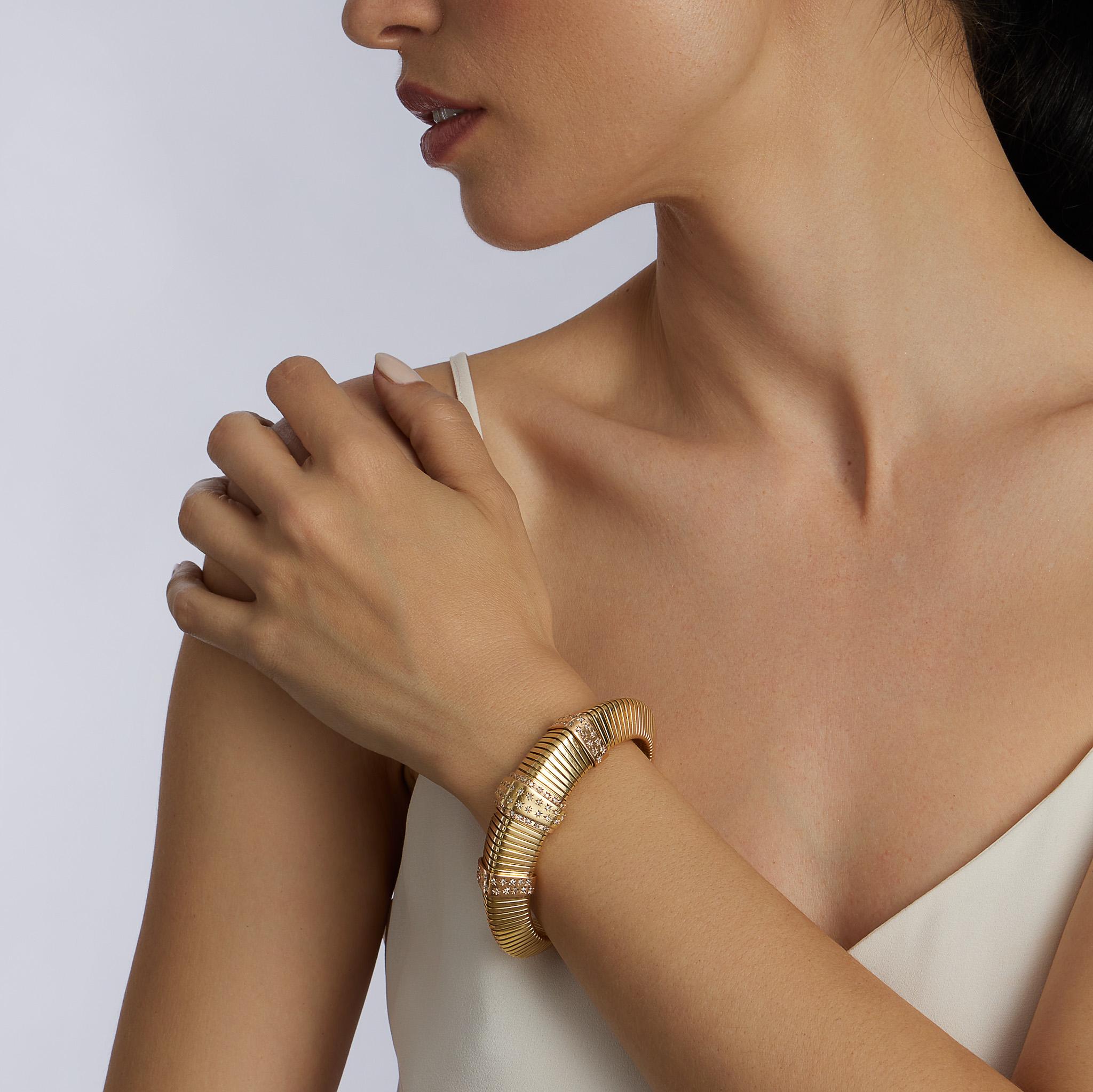 Créé à Paris dans les années 1940, ce bracelet Retro French est composé d'or 18 carats et de diamants. D'une grande souplesse, la forme effilée est composée de maillons tubogas bombés et pics, reliés par trois bandes étagées et serties de diamants