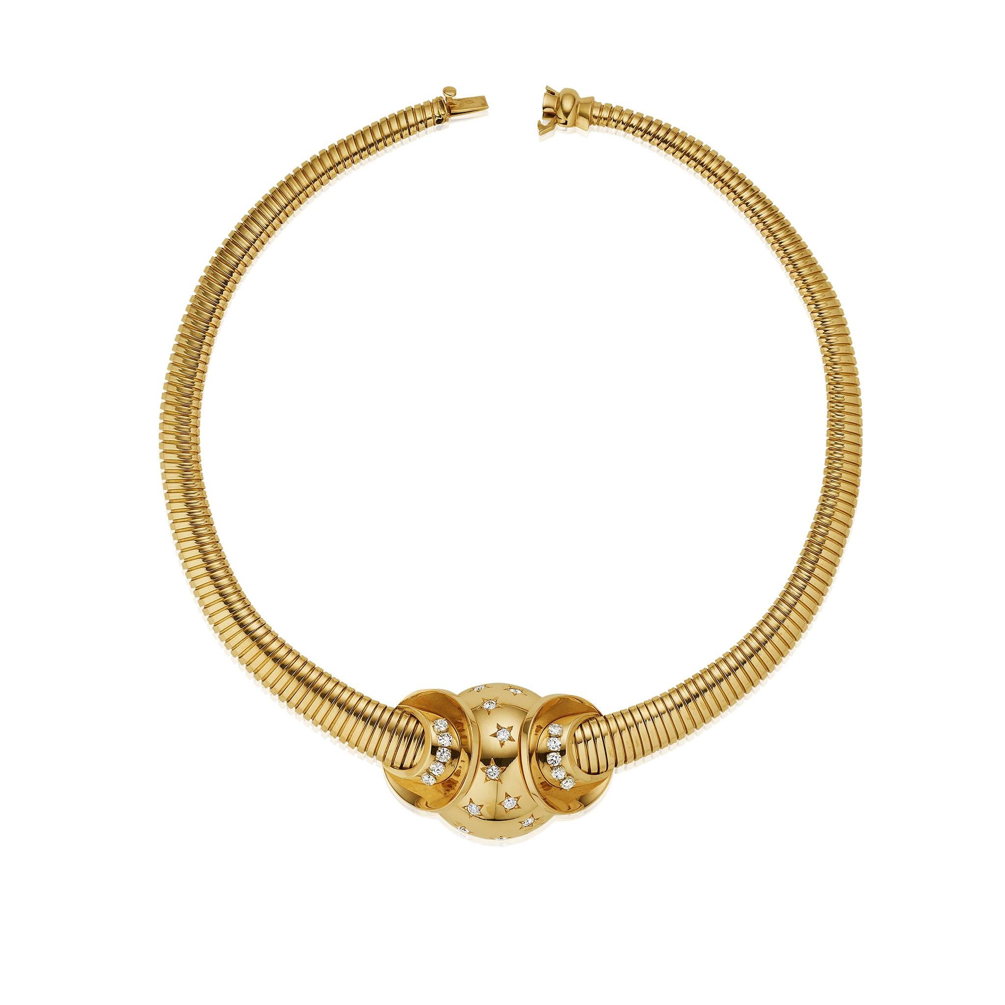 Créé à la fin des années 1930 et au début des années 1940, ce collier Retro tubogas en or 18 carats et diamants a été fabriqué en France. Le collier est composé d'une chaîne à maillons tubogas effilés, montée avec un centre en forme de dôme poli
