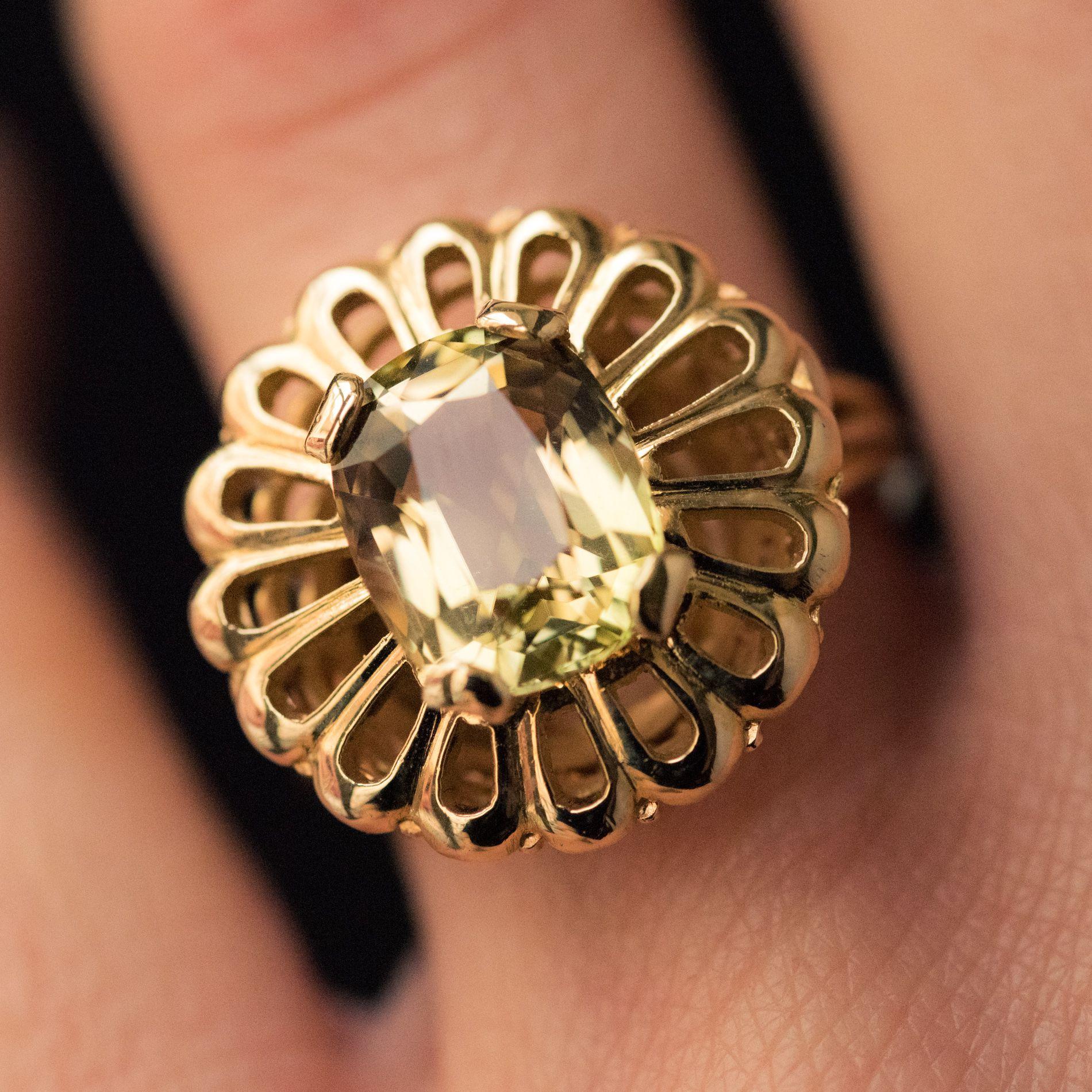 French Retro Yellow-Green Color Change Tourmaline Yellow Gold Cocktail Ring In Good Condition In Poitiers, FR