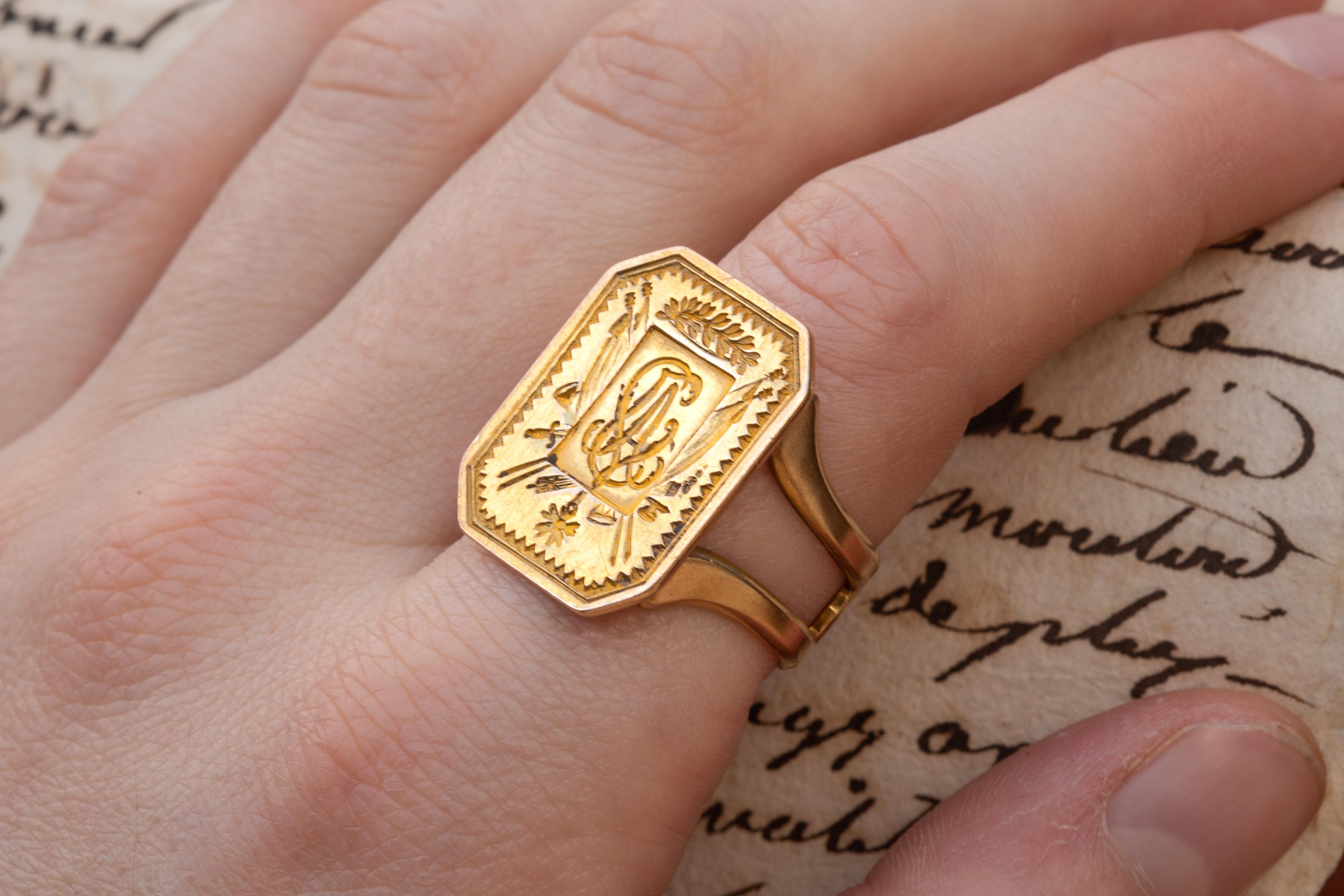 A superb antique French Empire gold seal ring dating to the very early 19th century, circa 1805. It started life as a ‘sceau’ (desk seal) for to be used for sealing important documents, letters and deeds in wax during the First French Republic. The