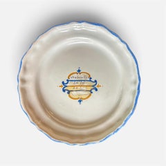Plato de loza de la Revolución Francesa con el lema real borrado por motivos históricos, h. 1791
