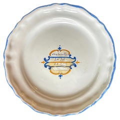 Plato de loza de la Revolución Francesa con el lema real borrado por motivos históricos, h. 1791