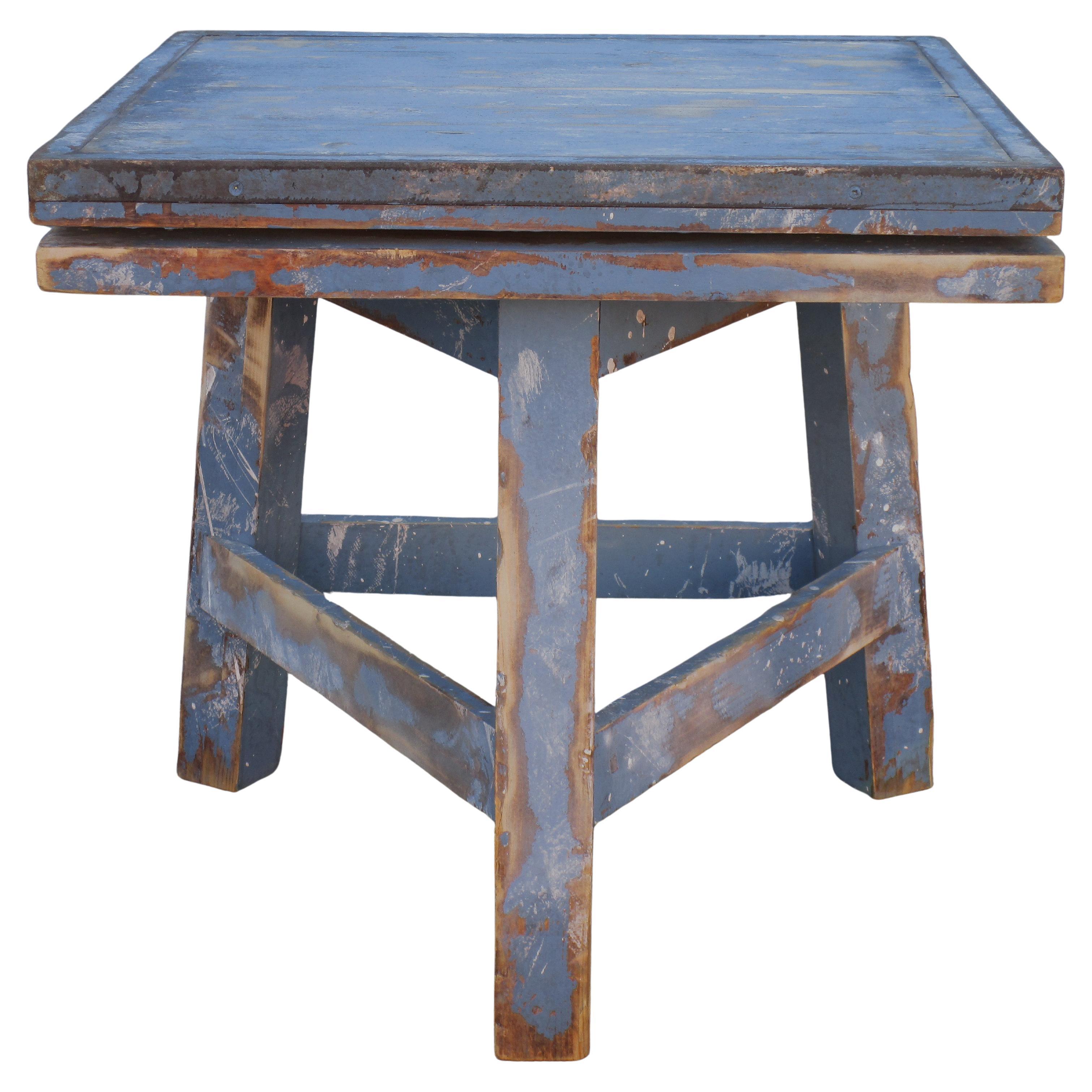 Table d'artiste française avec plateau tournant en surface peinte en bleu pâle d'origine avec des zones d'éclaboussures de peinture blanche. Milieu du XXe siècle. Mesure 23