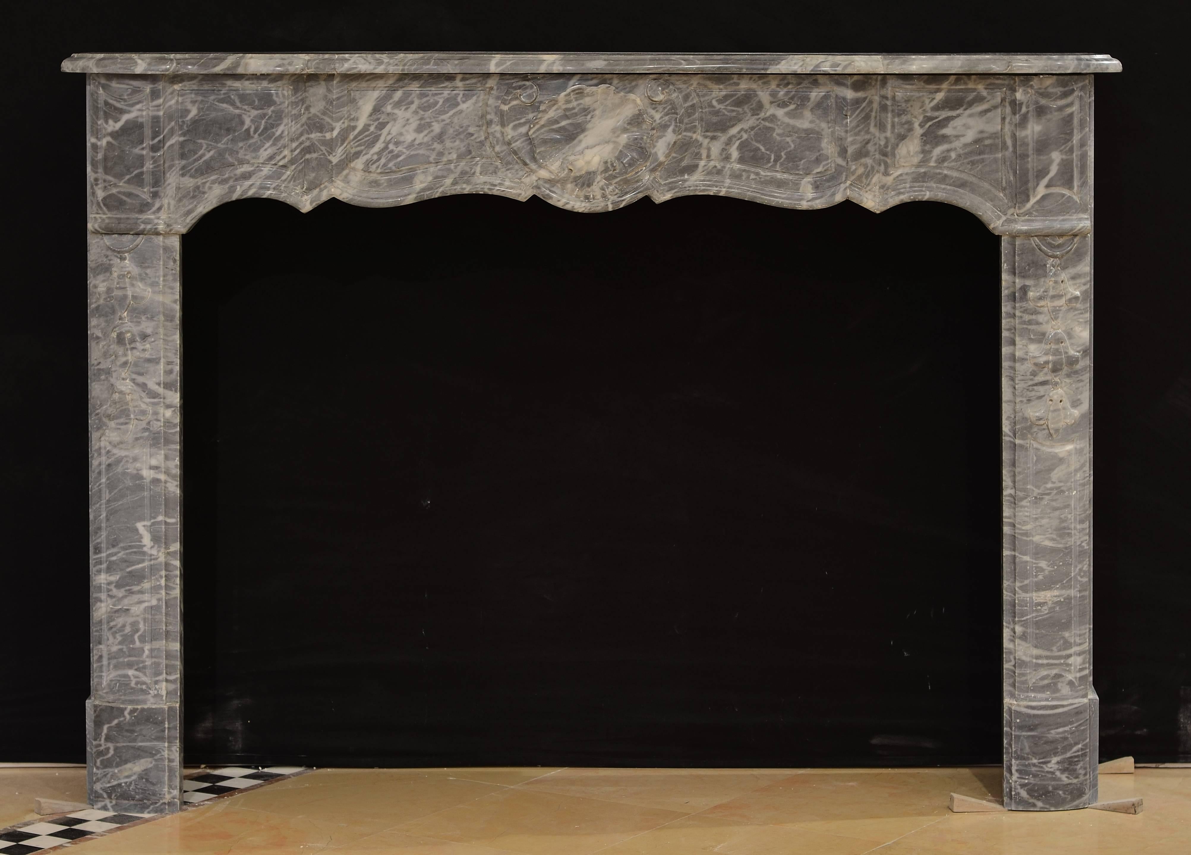 Beautifully grey marble Régence mantelpiece.
Early 18th century, France.

Non original sides.
Great condition.