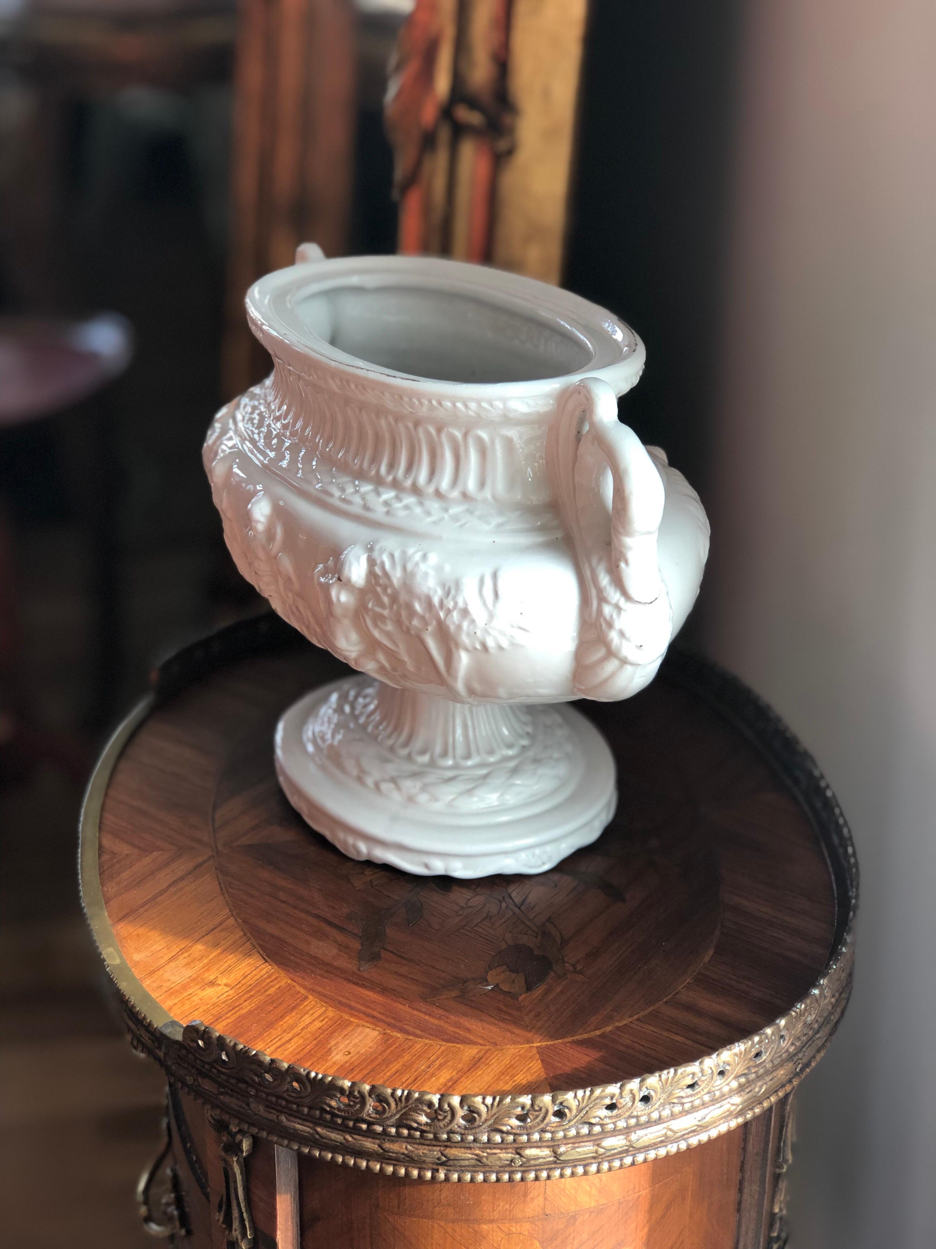 Français Centre de table ou vase français richement décoré en porcelaine blanche en vente