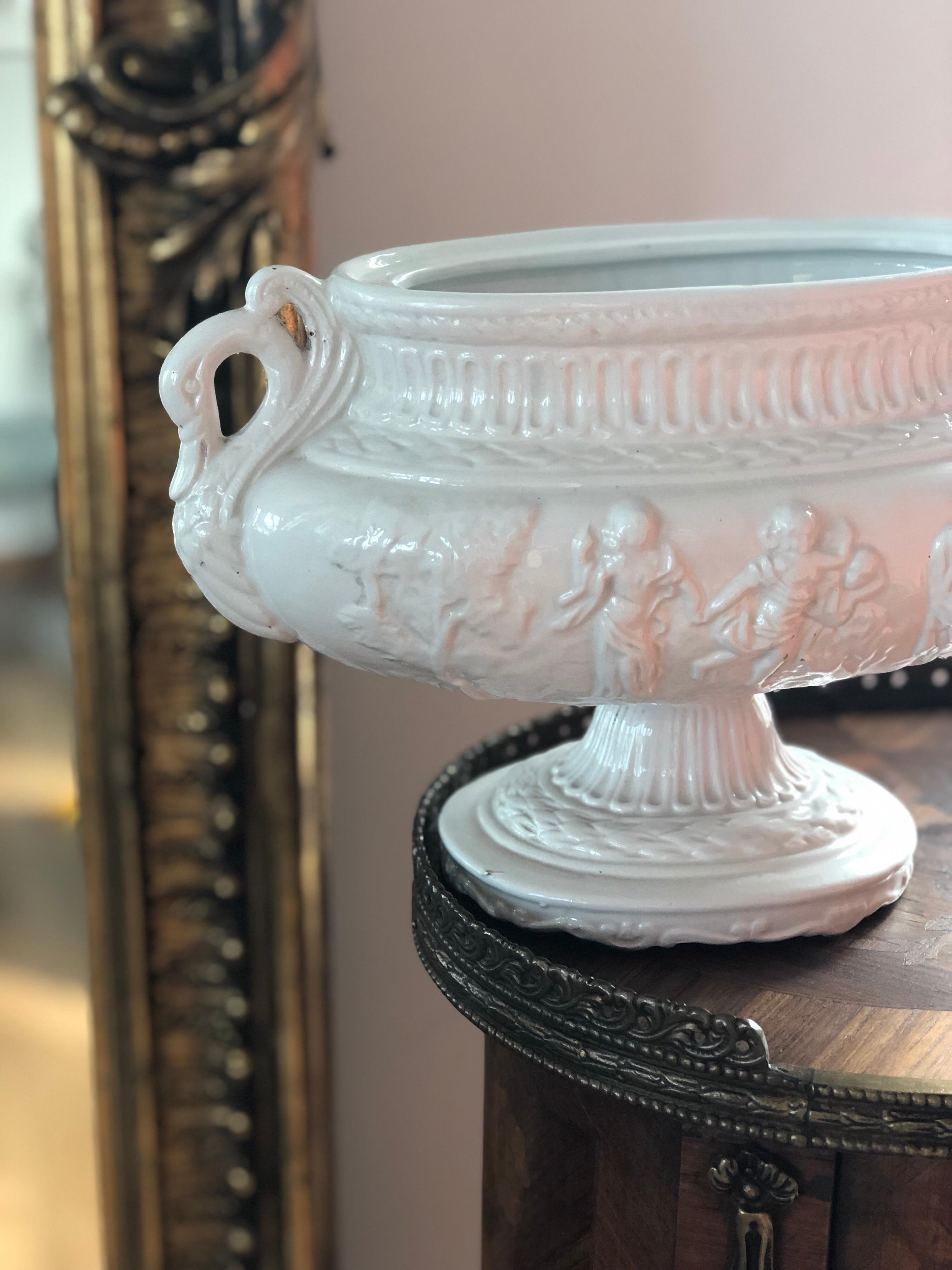 XX secolo Centrotavola o vaso francese riccamente decorato in porcellana bianca in vendita