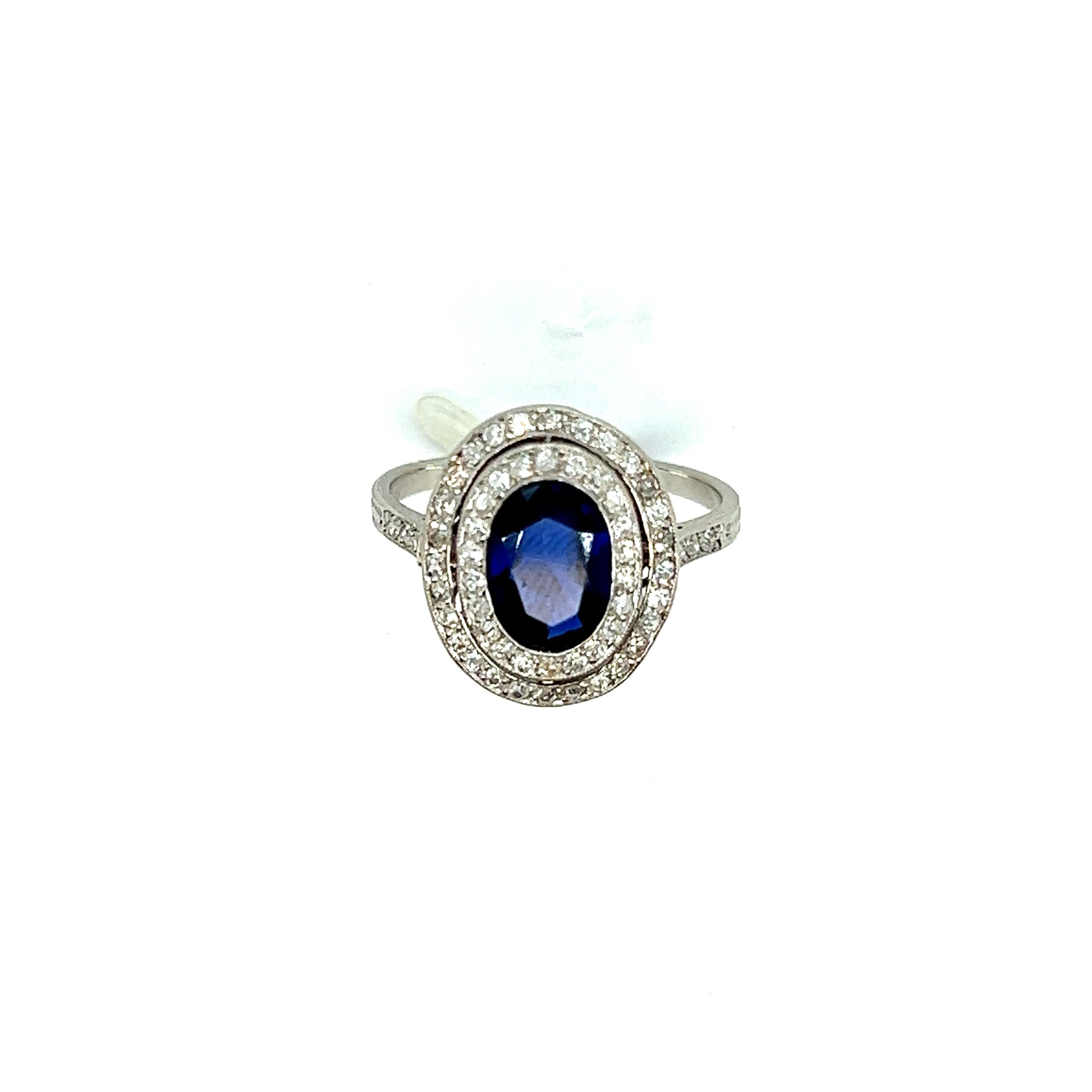 Vintage French Engagement Oval Cluster Ring Blue Sapphire 2.5C Platinum Diamonds In Excellent Condition In Vannes, FR