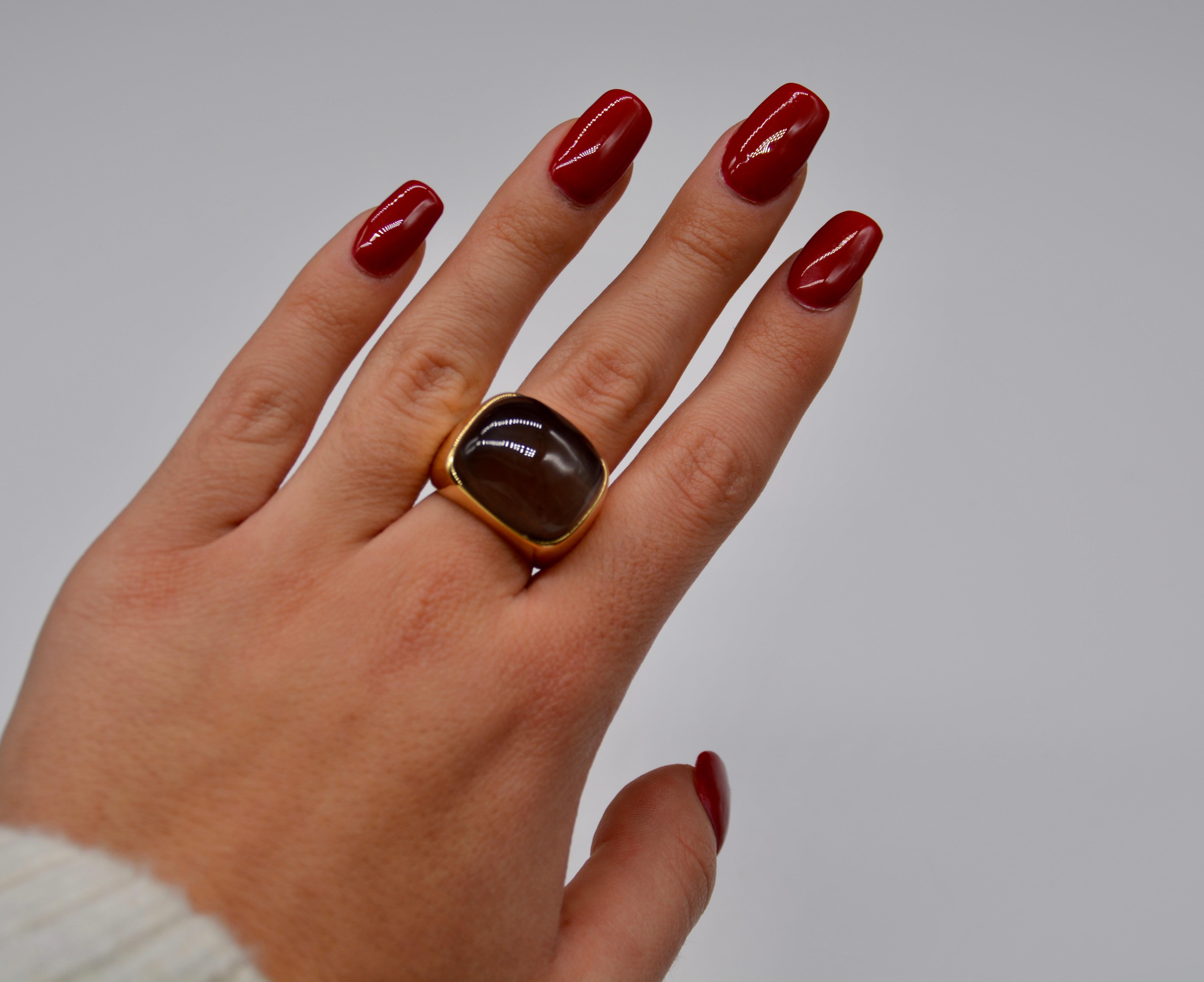 Splendid French ring in smoky quartz cabochon and 18-carat yellow gold, which meets 1st Dibs listing criteria. This exceptional piece is a real gem that will seduce you with its timeless elegance and surprising benefits.

This remarkable ring is