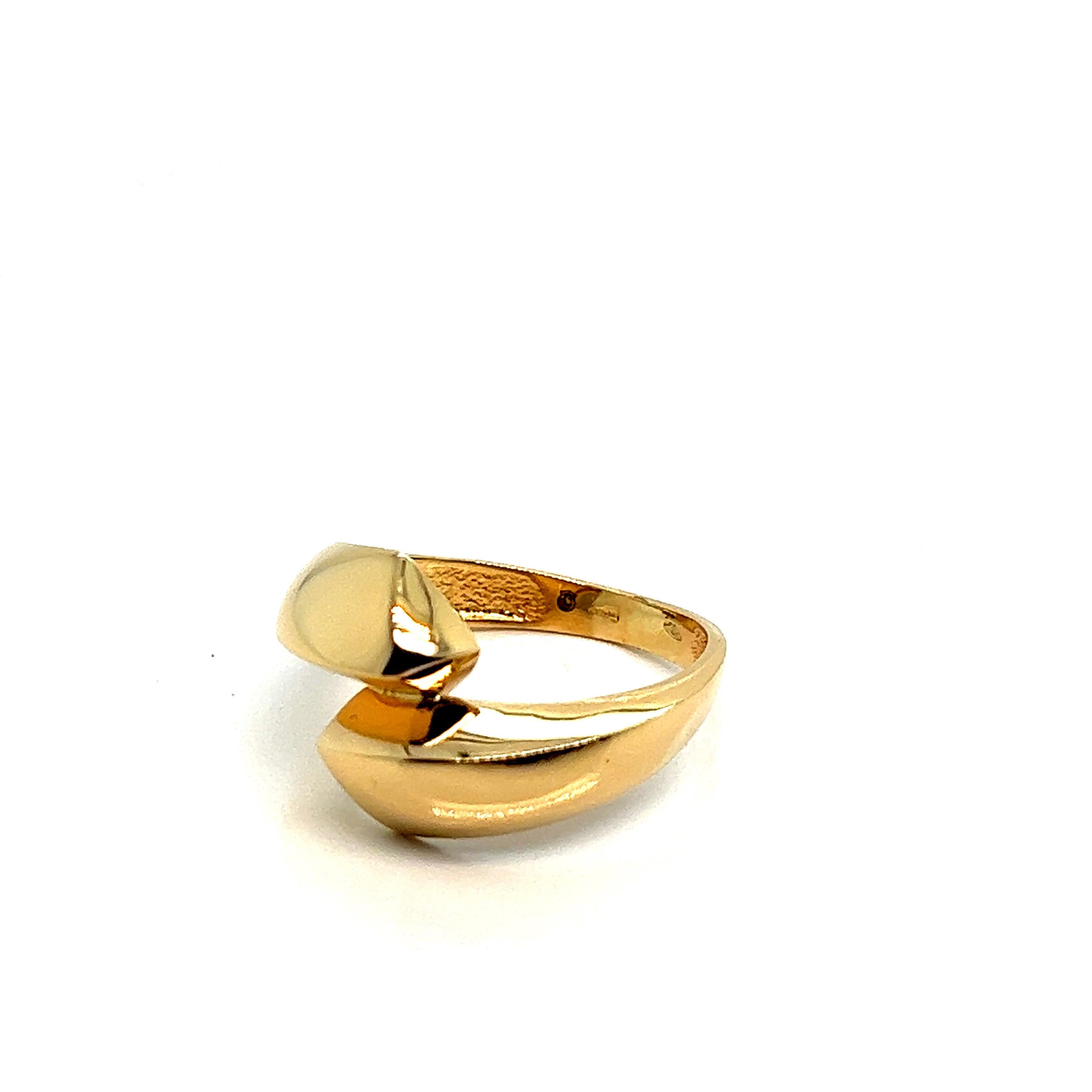 Women's French Ring Embracing the Finger 