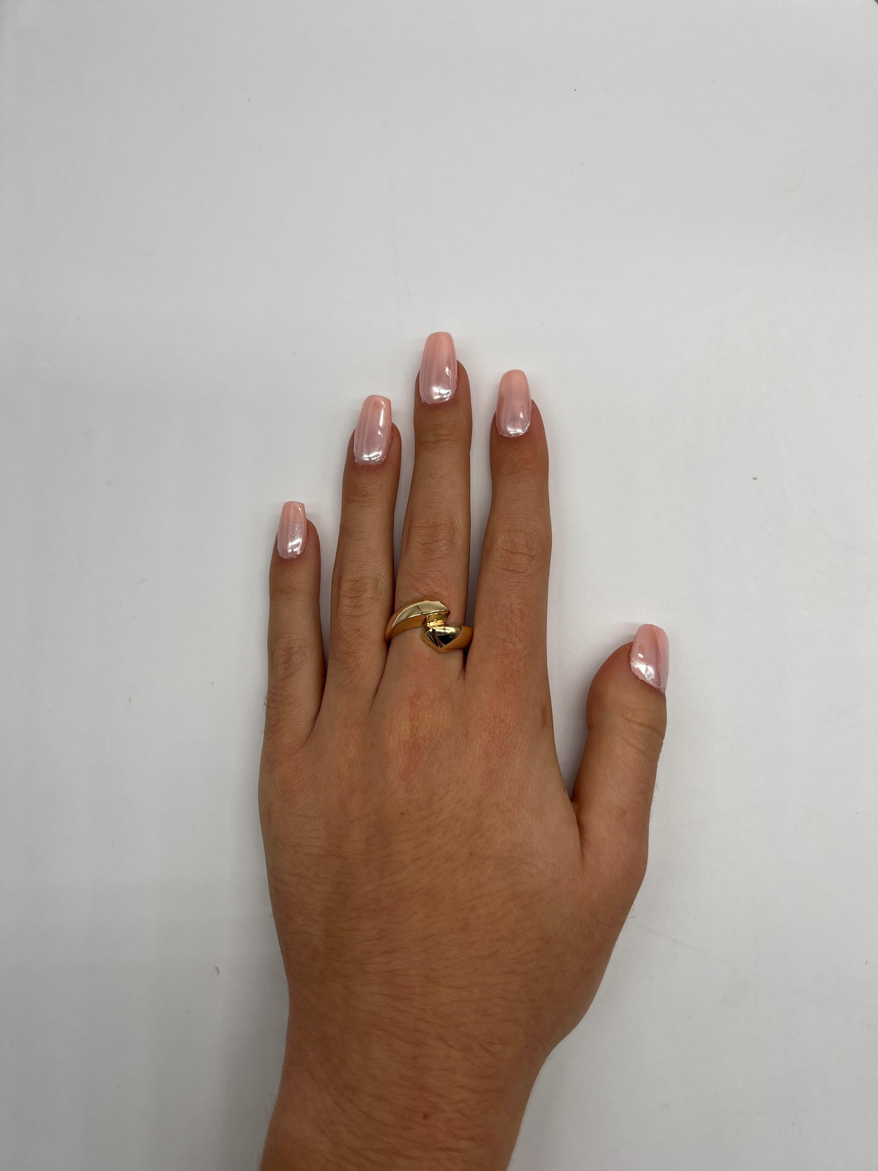 Französischer Ring, der den Finger umarmt 