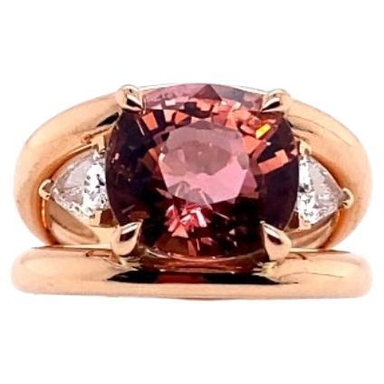Ring in 18 Carat Pink Gold Topped with a Pink Tourmaline and 2 Diamonds Troïda
Ring in 18-carat pink gold topped with a cushion-shaped pink tourmaline.
Accompagned with 2 (Troïda) triangular-shaped G-color diamonds color G 0.43 carats.
The claws