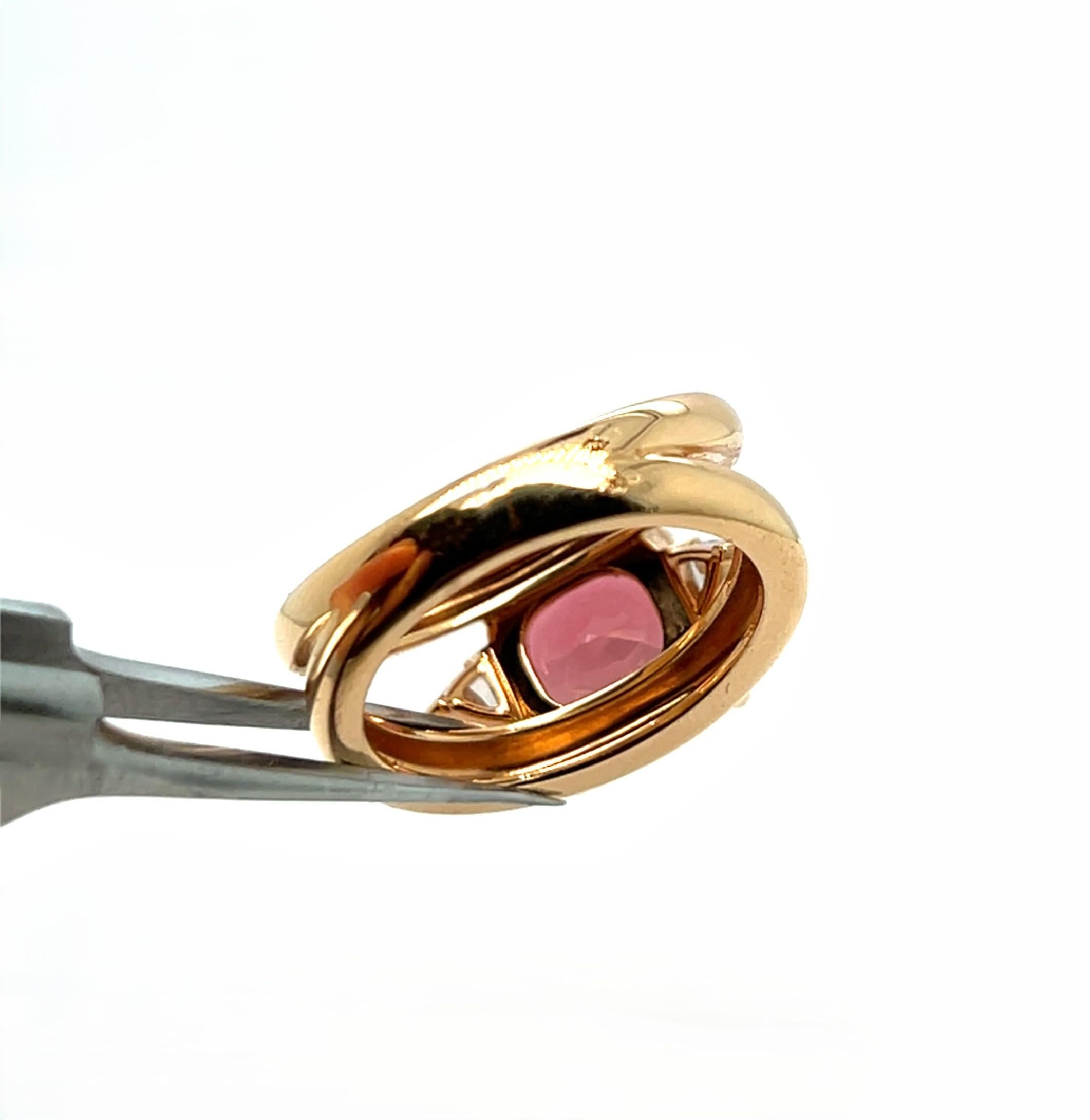 Taille coussin Bague française en or rose ornée d'une tourmaline rose et de 2 diamants Troïda en vente