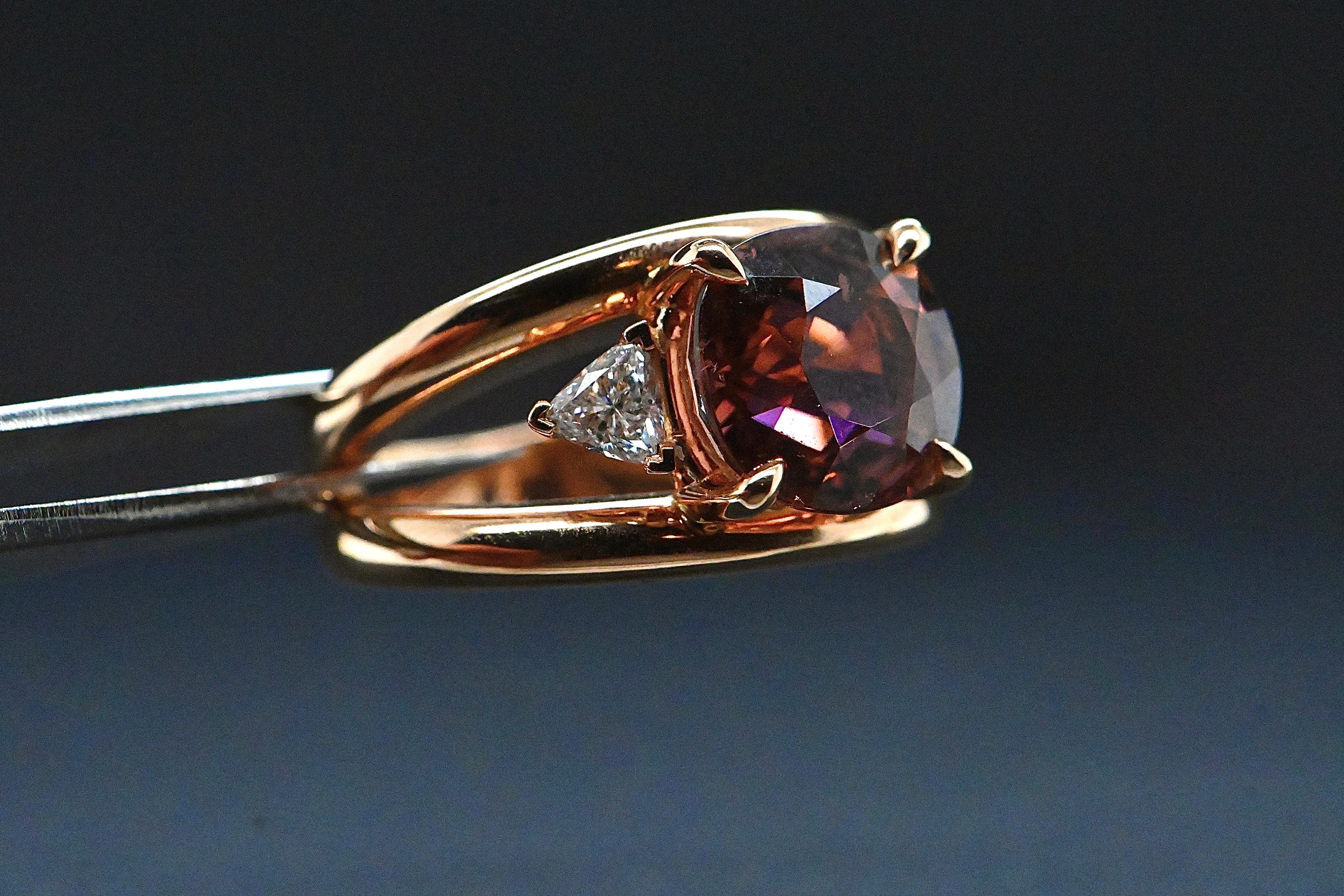 Bague française en or rose ornée d'une tourmaline rose et de 2 diamants Troïda en vente 1