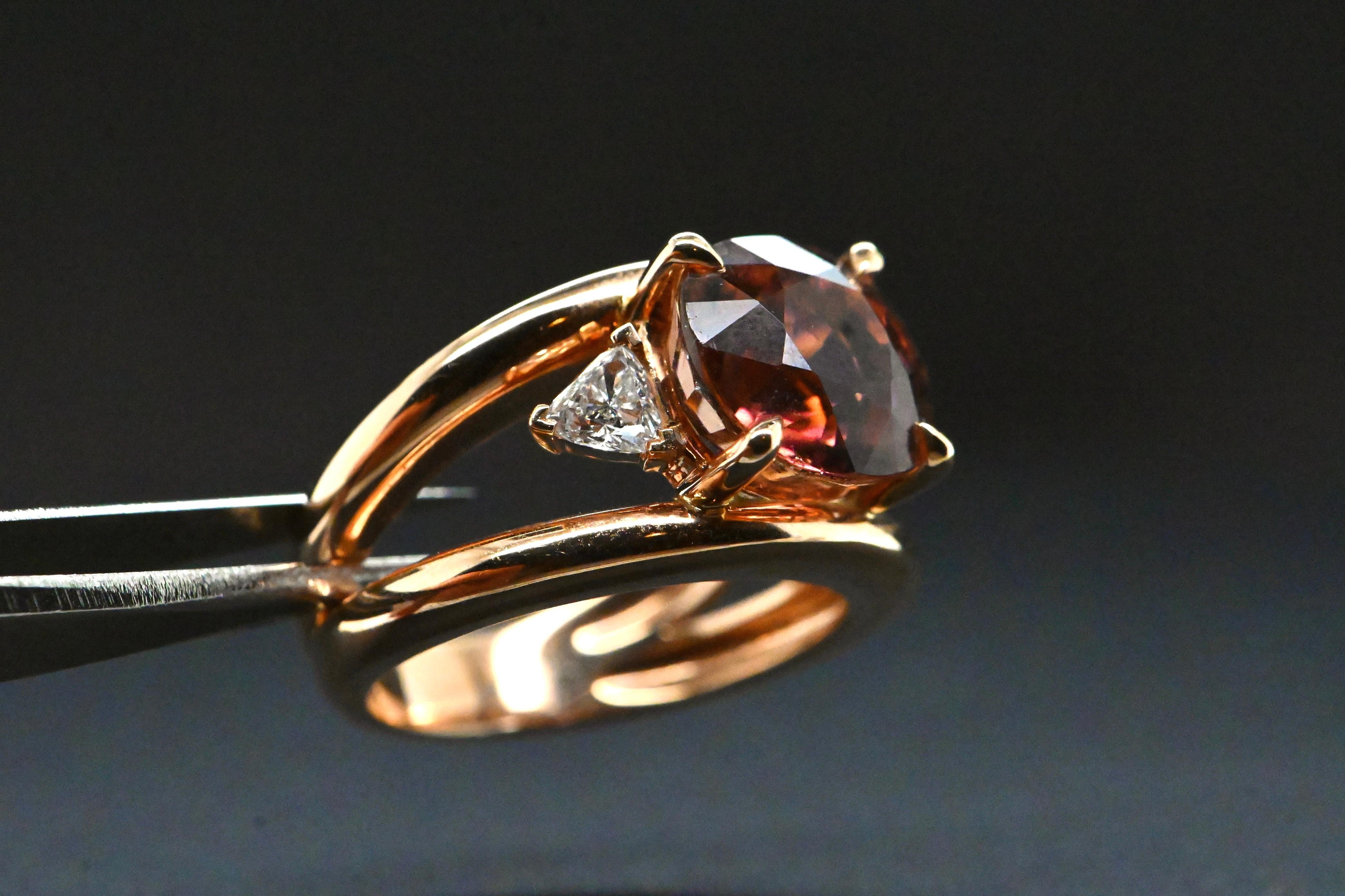 Bague française en or rose ornée d'une tourmaline rose et de 2 diamants Troïda en vente 2