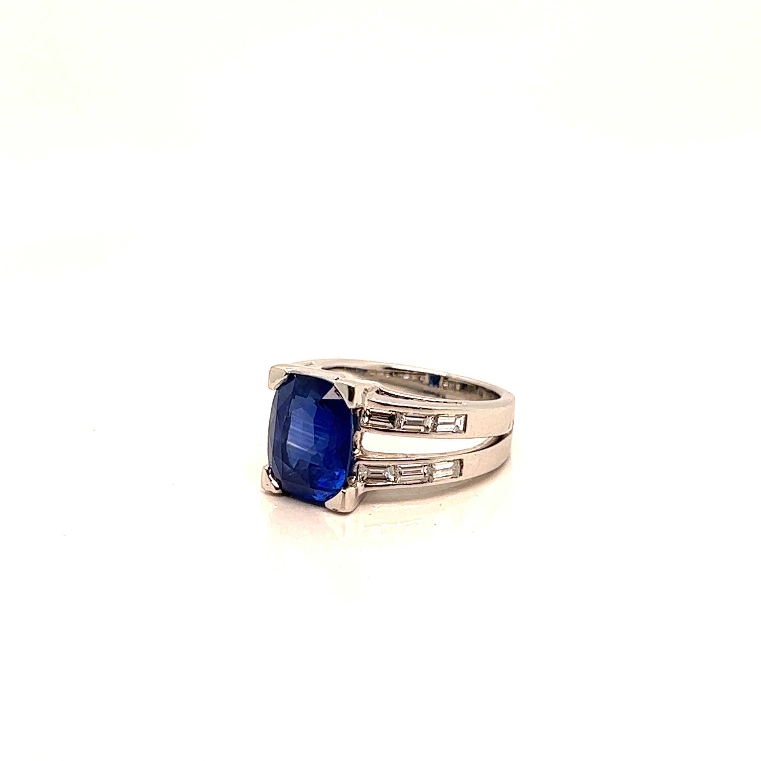 French Ring, Sapphire on Claws, Surrounded by Diamonds 18k White Gold For Sale 2