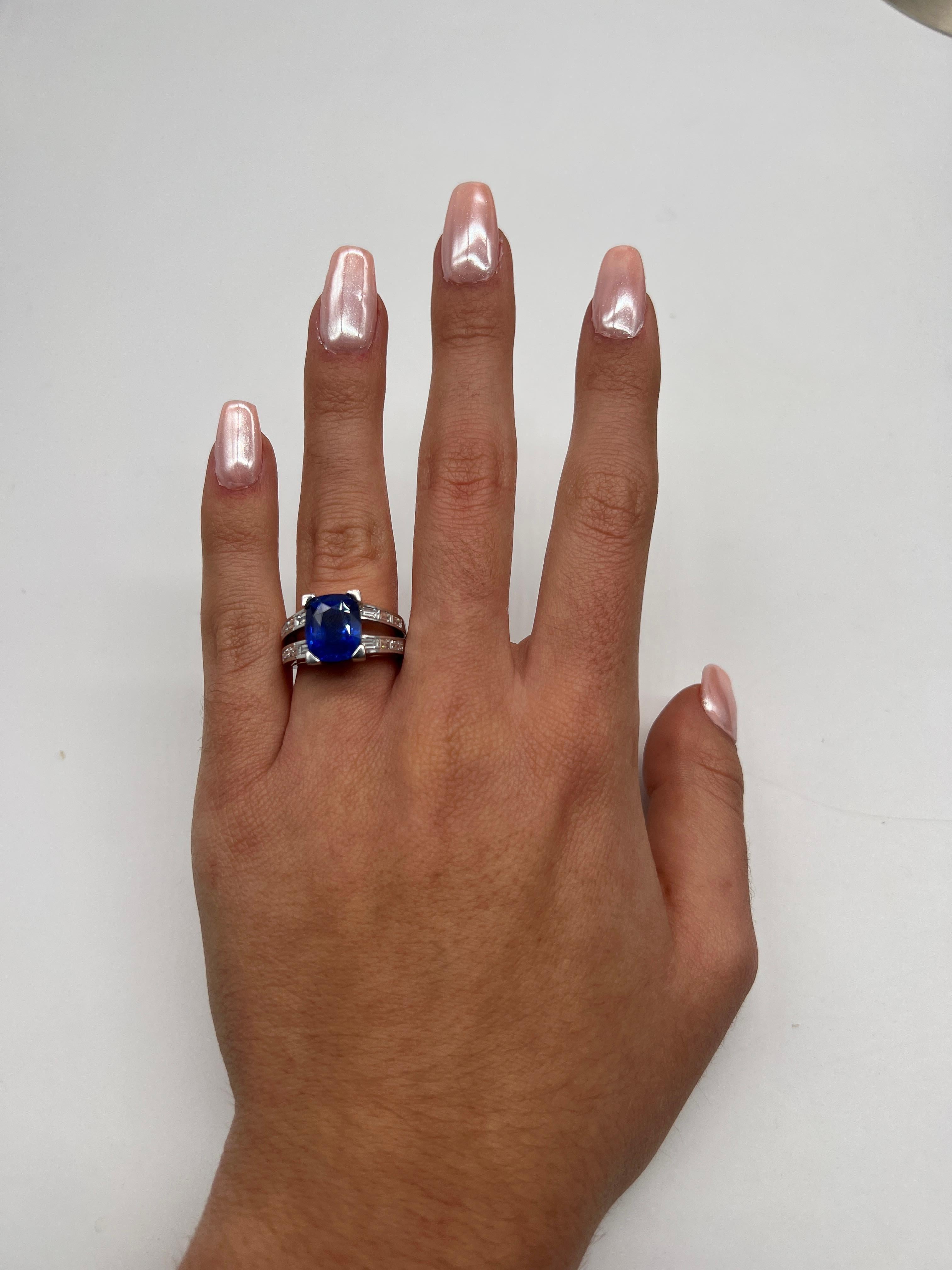 French Ring, Sapphire on Claws, Surrounded by Diamonds 18k White Gold For Sale 4