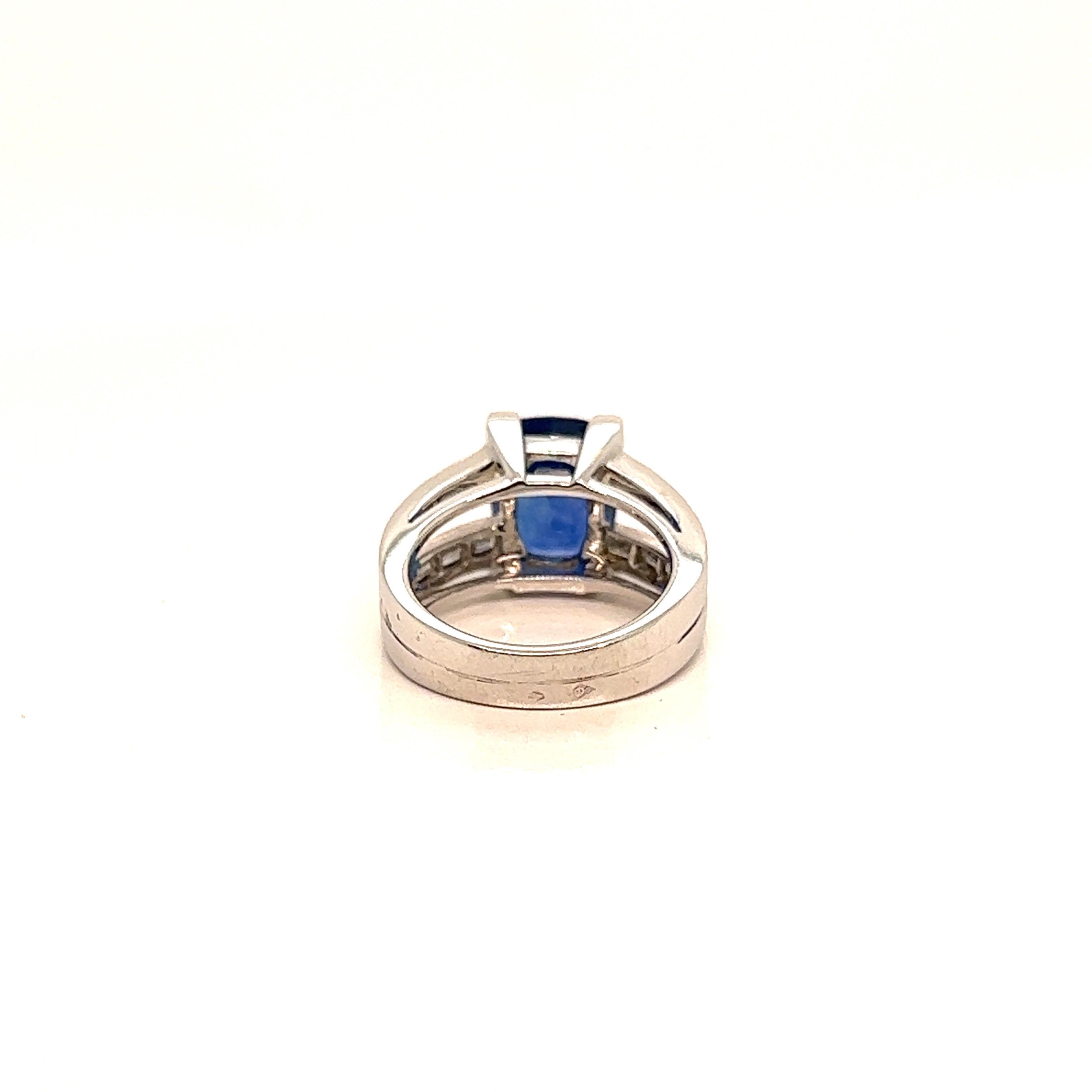 French Ring, Sapphire on Claws, Surrounded by Diamonds 18k White Gold In Excellent Condition For Sale In Vannes, FR