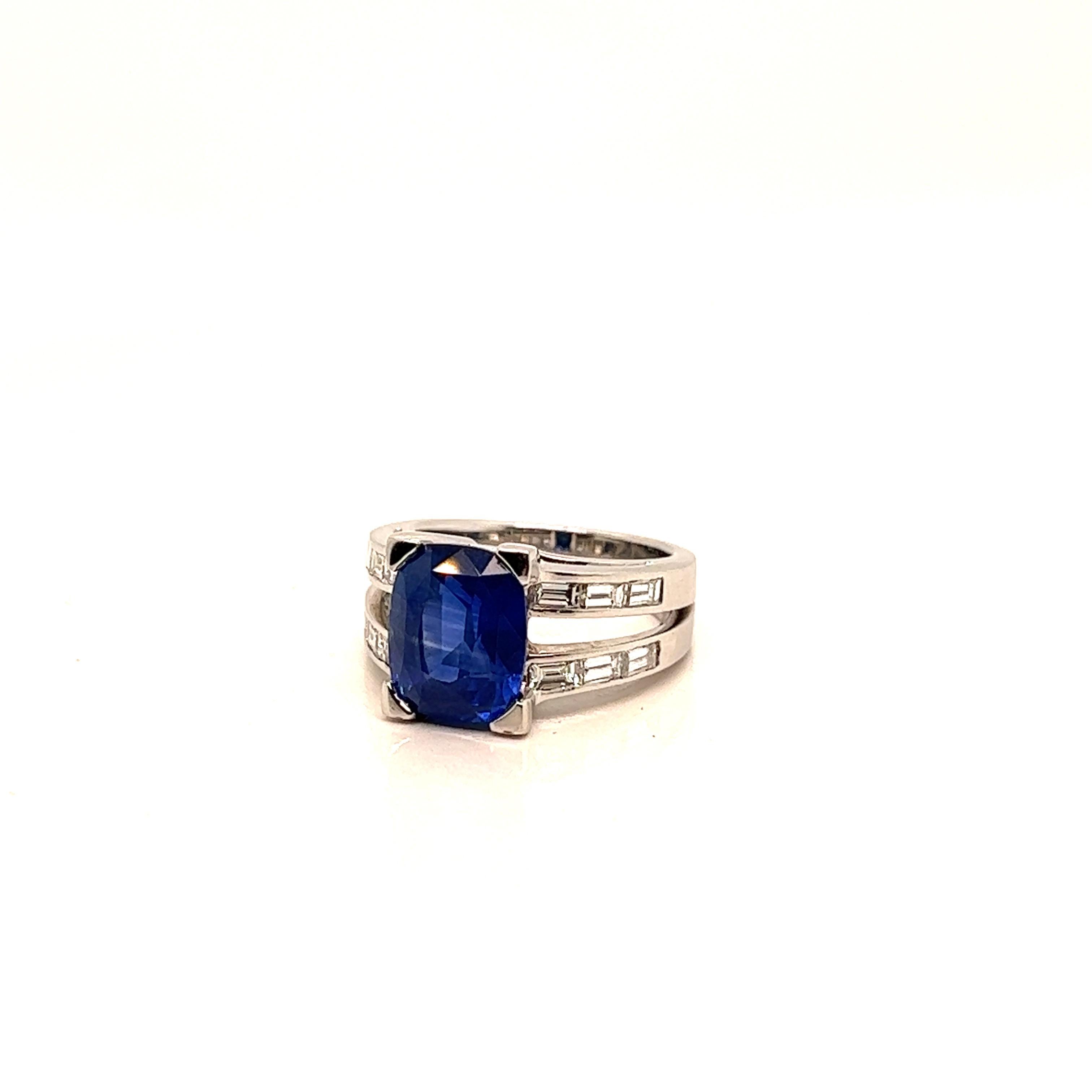 Women's French Ring, Sapphire on Claws, Surrounded by Diamonds 18k White Gold For Sale