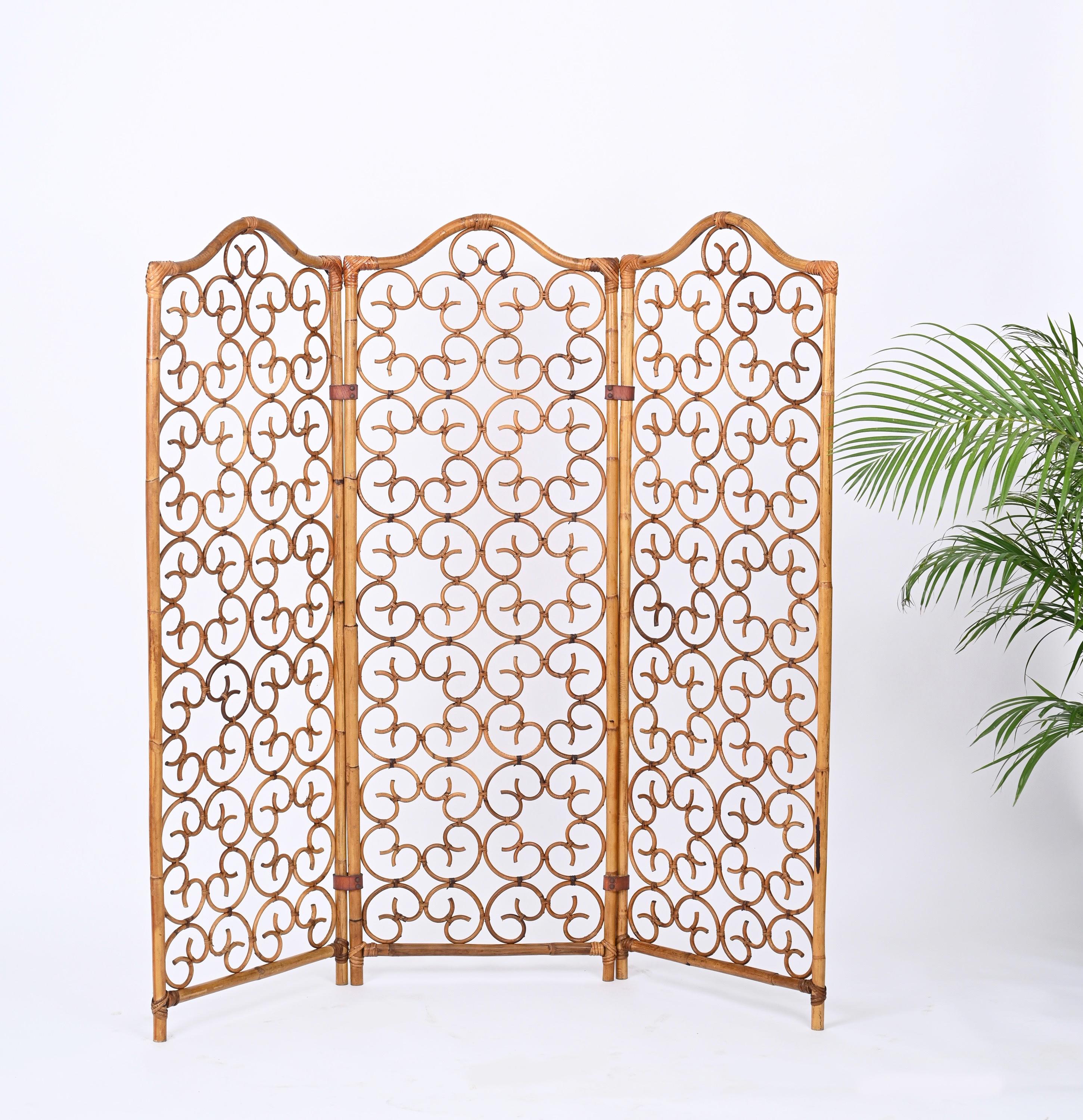 Lovely screen fully made in bamboo, rattan and leather. This gorgeous room divider was made in Italy in the 1960s. 

Fully Handmade, this ornamental screen consisting of 3 panels  made in bamboo and connected to each other by some sturdy leather