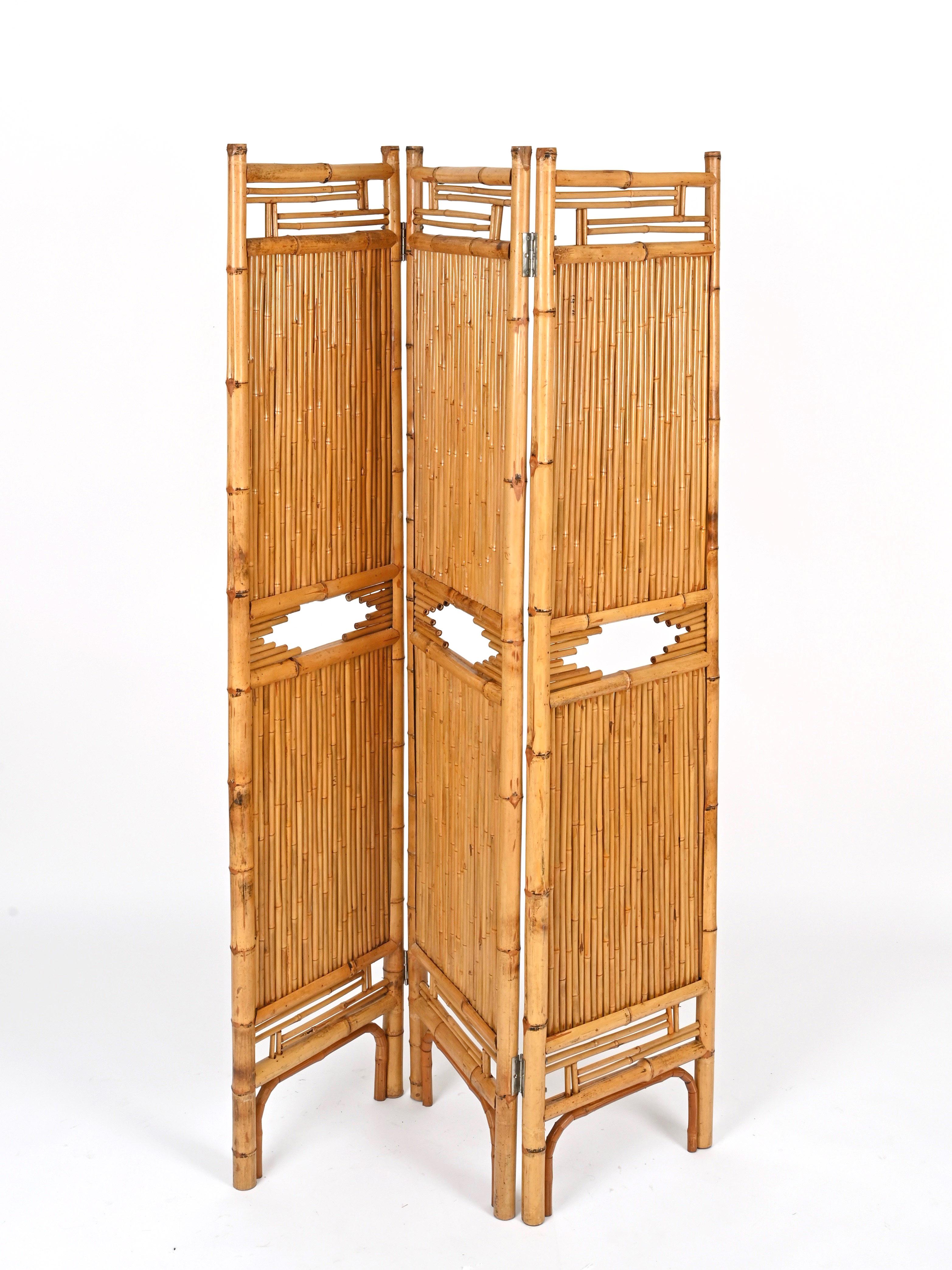Superbe paravent de style Mid-Century French Riviera entièrement réalisé en bambou et cannes de rotin. Cette pièce élégante a été produite en Italie dans les années 1960.

Entièrement fabriqué à la main et en très bon état, avec un charmant ton de