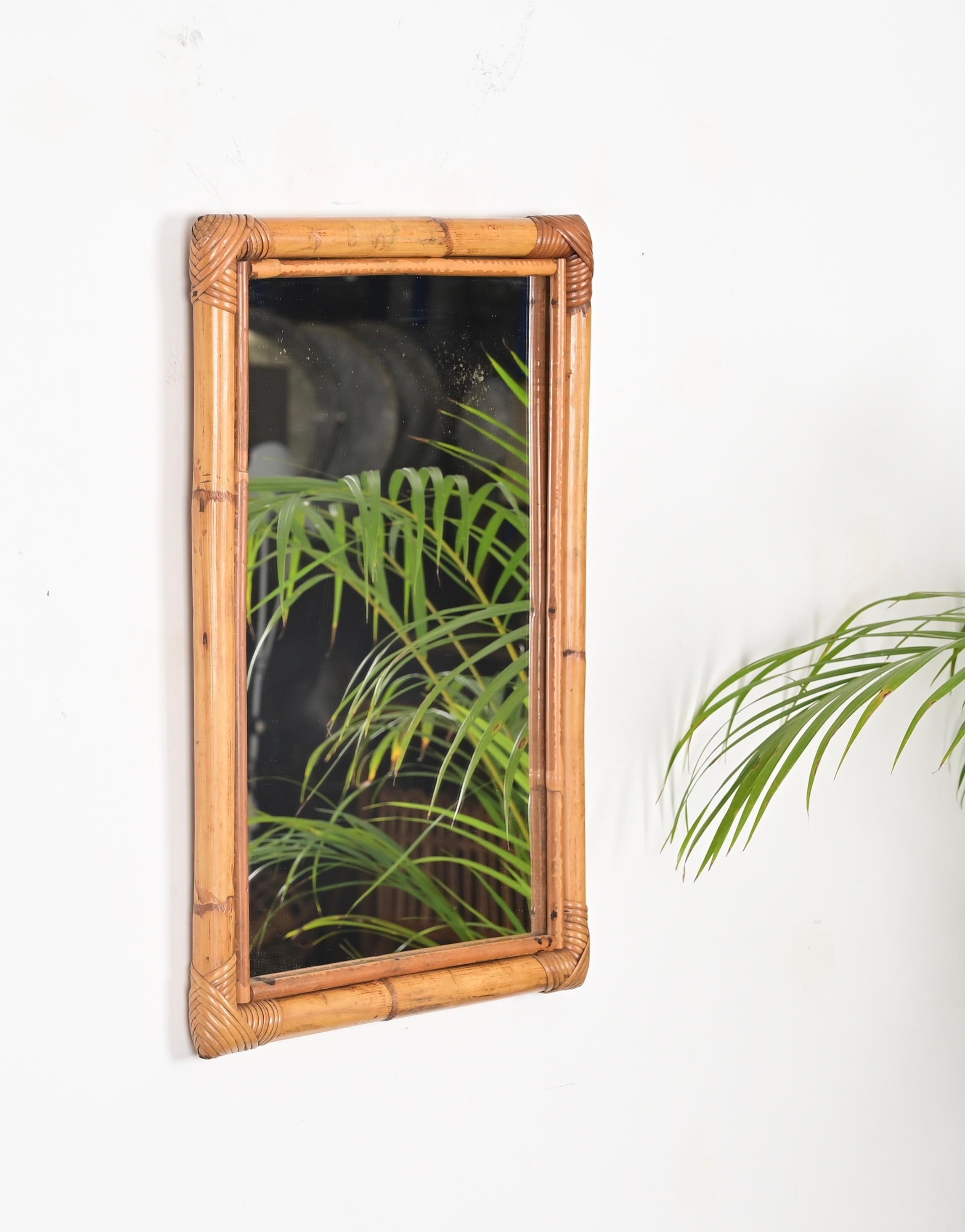 Gorgeous Mid-Century rectangular mirror in bamboo and hand-woven rattan wicker. This lovely French Riviera style mirror was hand-made in Italy during the 1970s.

This organic mirror is in amazing conditions, it features a double frame in bamboo