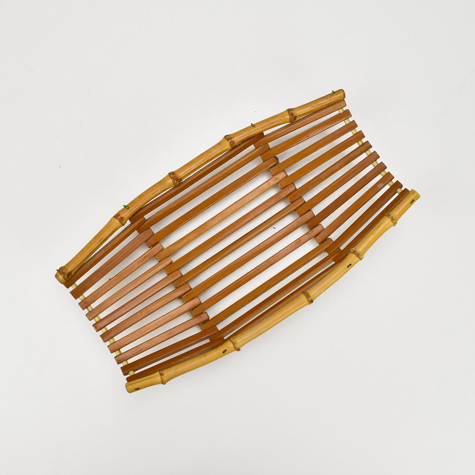 Questo bellissimo e pratico cesto di frutta, realizzato in legno negli anni '60 e probabilmente prodotto in Francia, ha una forma semplice e un design senza tempo. È perfetto per essere conservato ed è realizzato in fibra di bambù naturale. Un