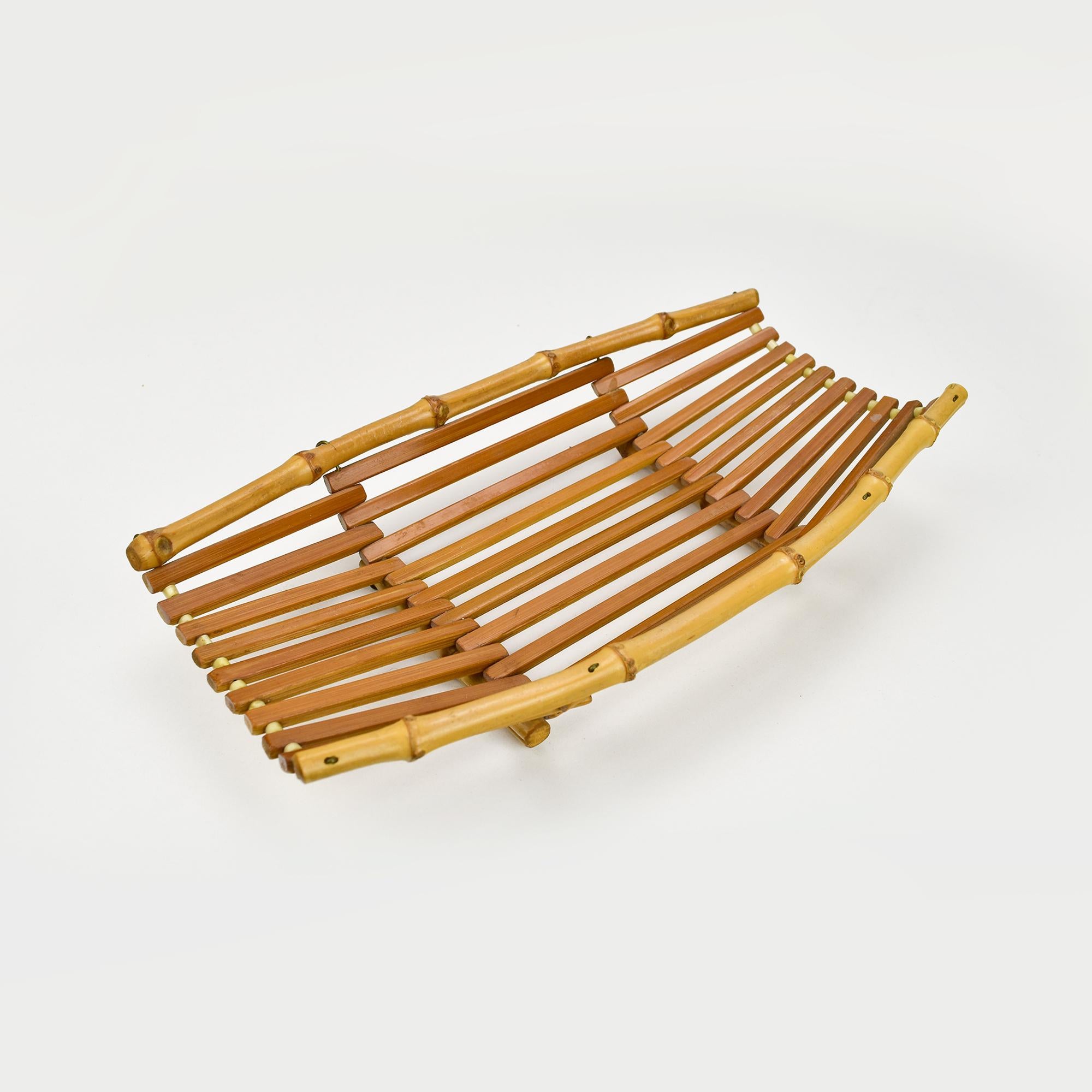 Mid-Century moderno Cestino da frutta a reticolo in bambù French Riviera Mid Century Modern Tiki Boho in vendita