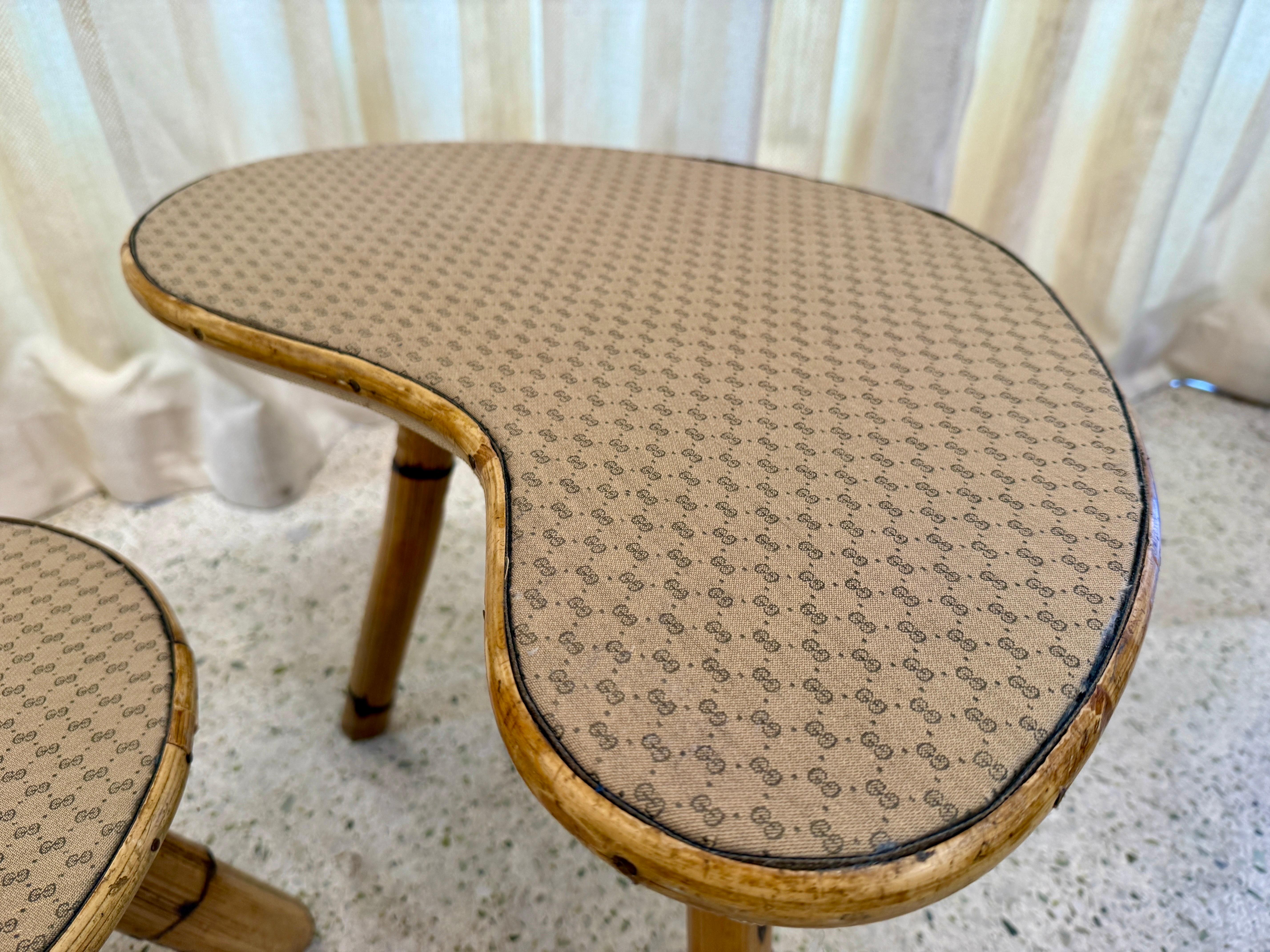 Milieu du XXe siècle Tables d'appoint en bambou French Riviera avec dessus en tissu Gucci (ensemble de 2) en vente