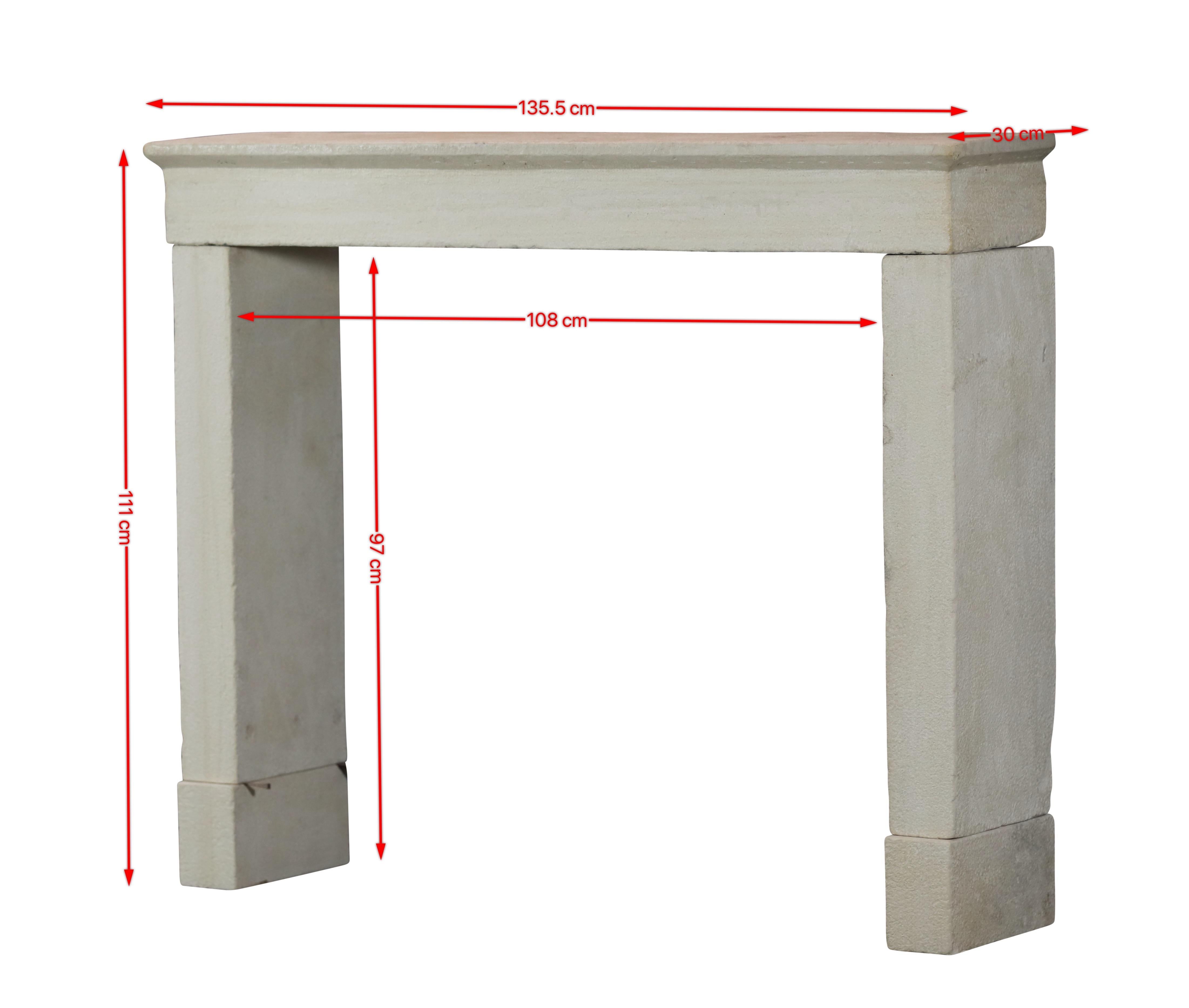 Französisch Riviera Bastide Kamin Surround In Beige Kalkstein für Timeless Dekor (Französische Provence) im Angebot
