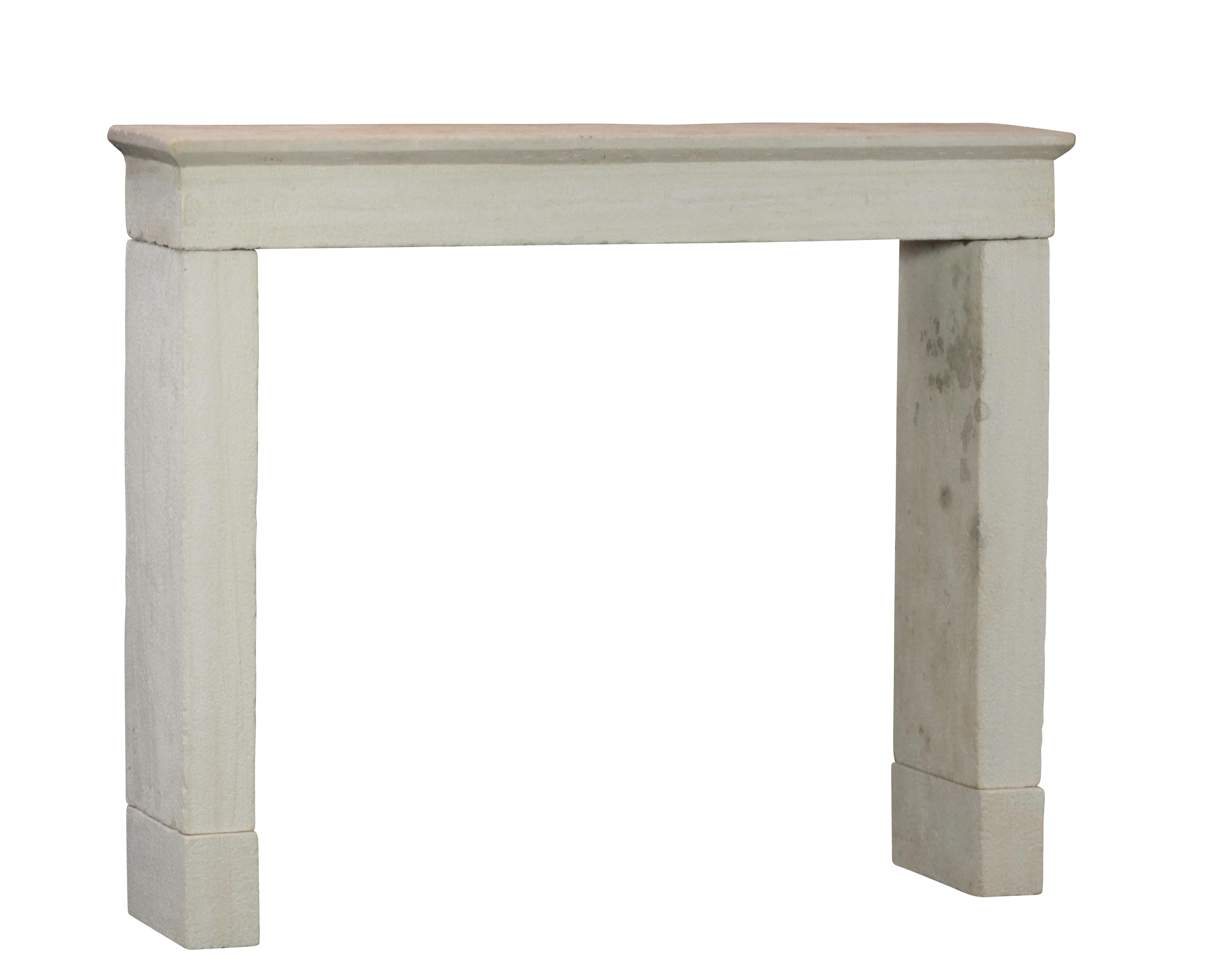 Französisch Riviera Bastide Kamin Surround In Beige Kalkstein für Timeless Dekor (Handgeschnitzt) im Angebot
