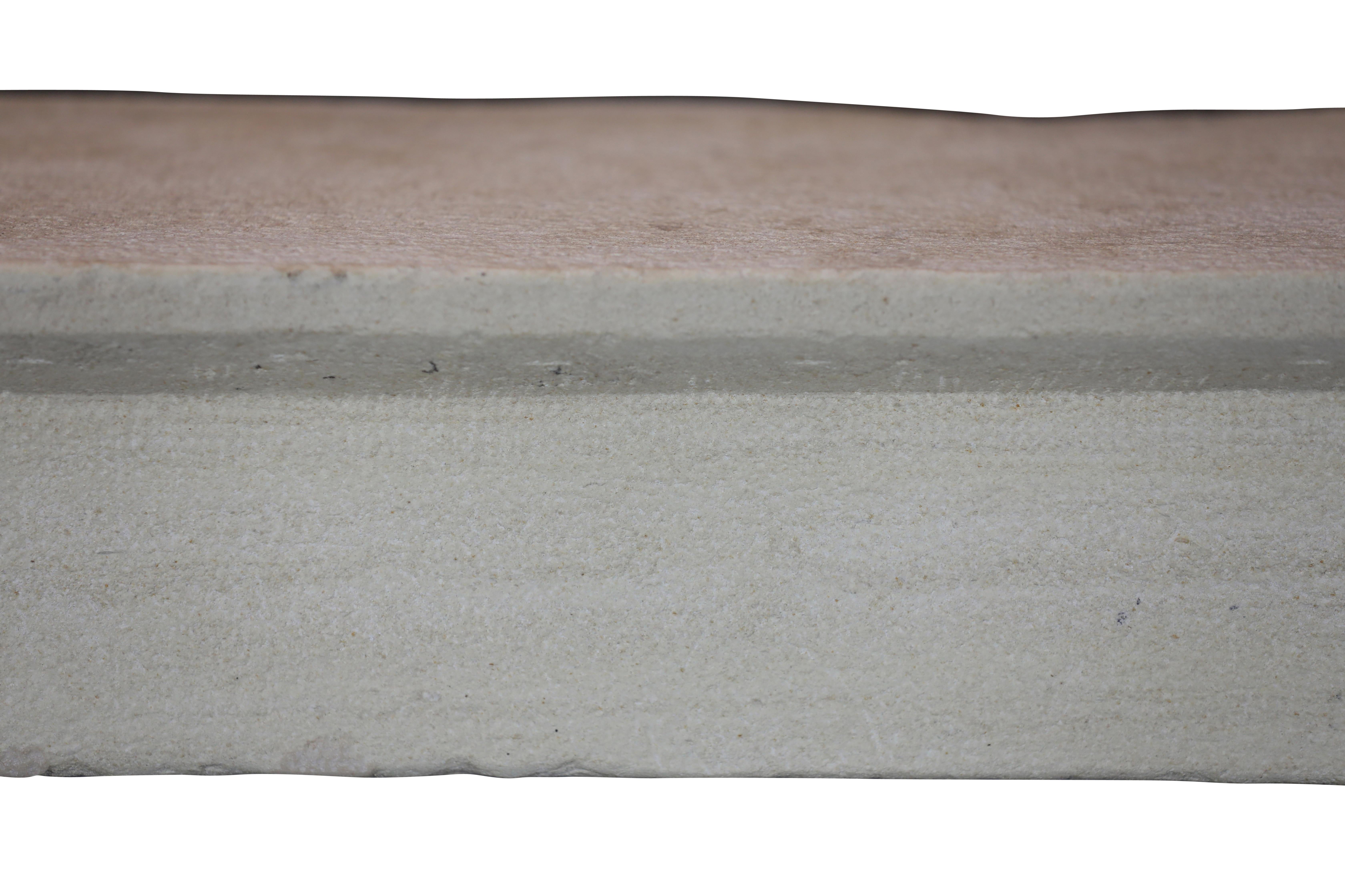 Französisch Riviera Bastide Kamin Surround In Beige Kalkstein für Timeless Dekor im Zustand „Hervorragend“ im Angebot in Beervelde, BE