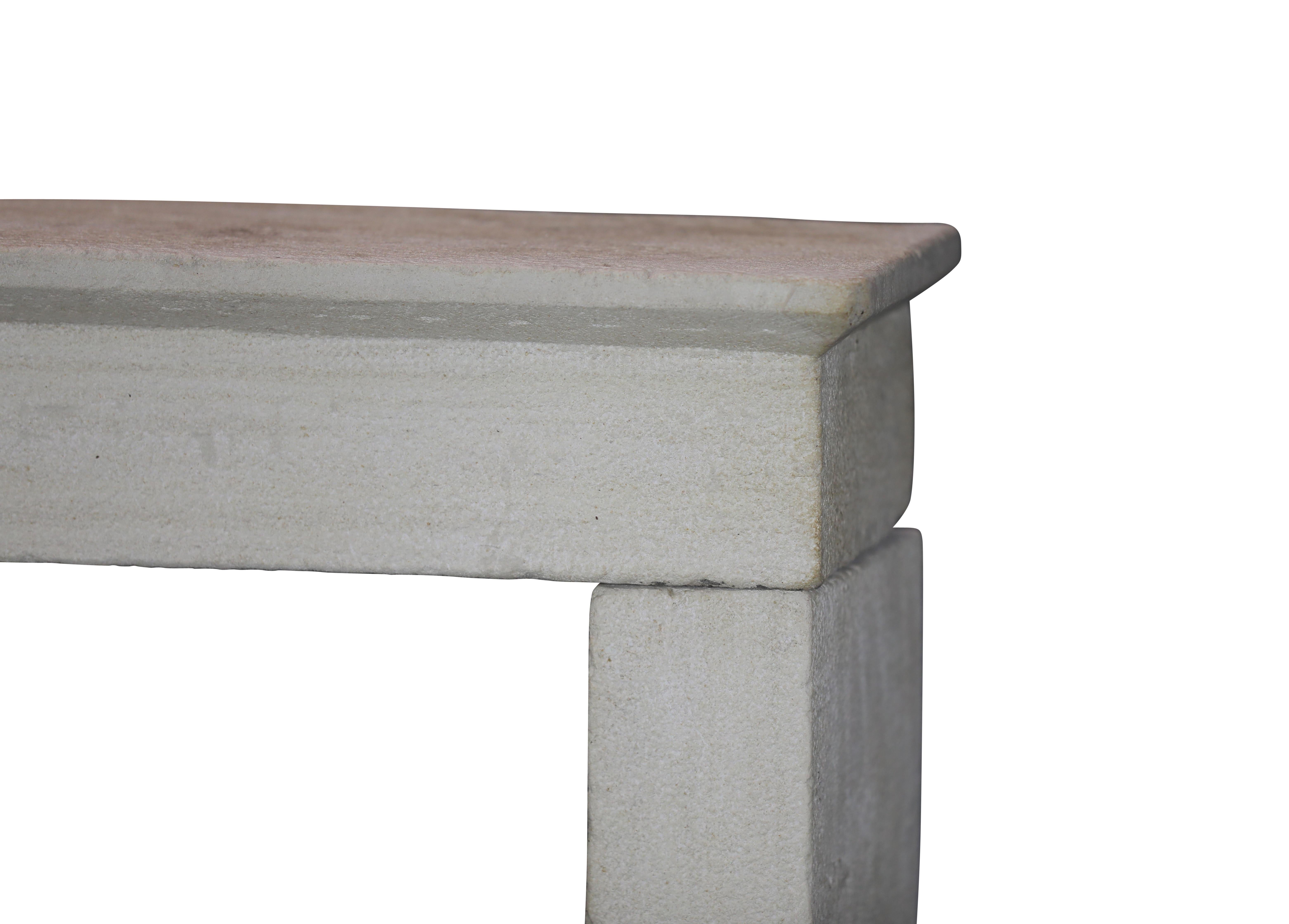 Französisch Riviera Bastide Kamin Surround In Beige Kalkstein für Timeless Dekor (19. Jahrhundert) im Angebot