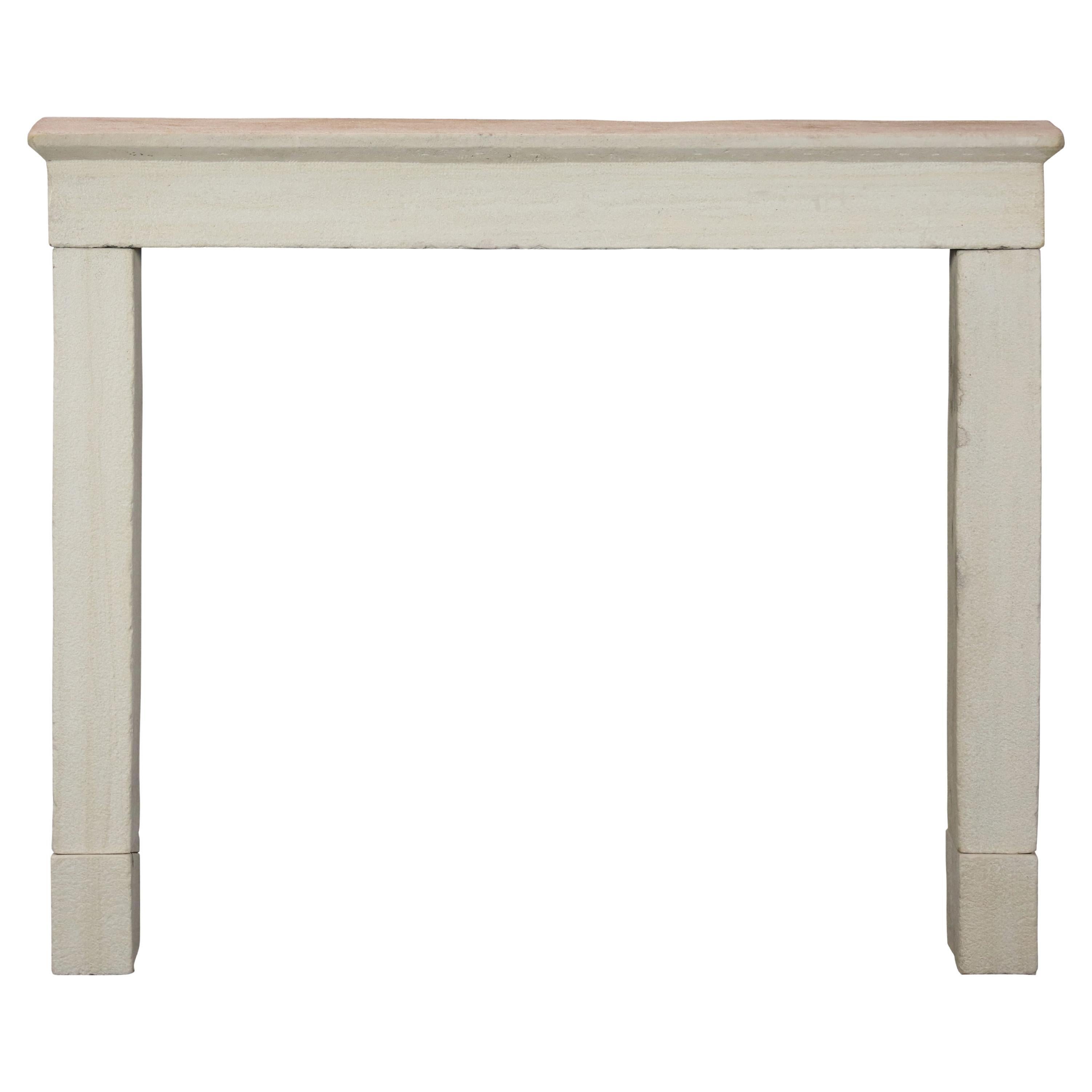 Cheminée Bastide de la Côte d'Azur en pierre calcaire beige pour une décoration intemporelle
