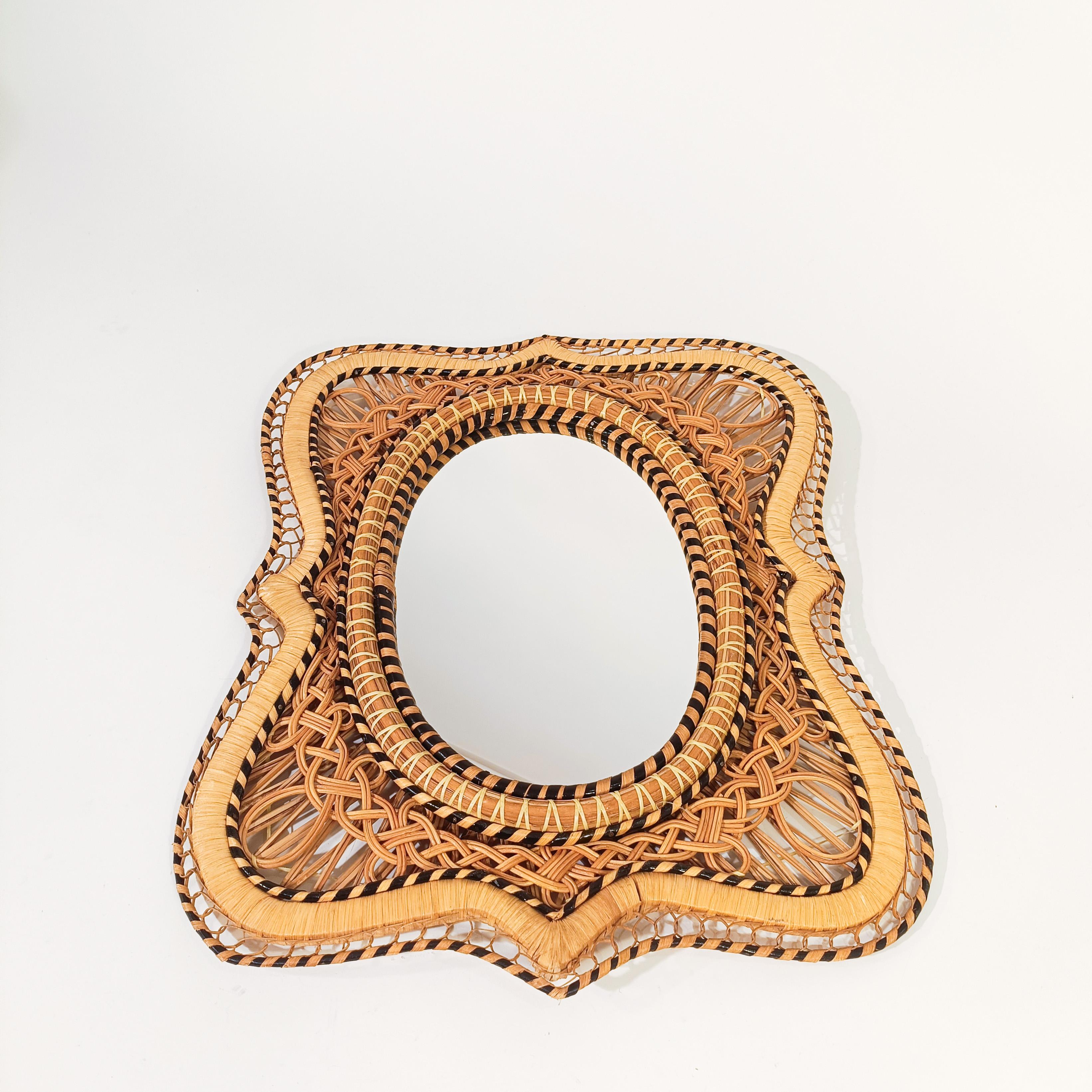 Mid-Century Modern Côte d'Azur. Miroir de style paon en canne et rotin, Espagne, 1970 en vente