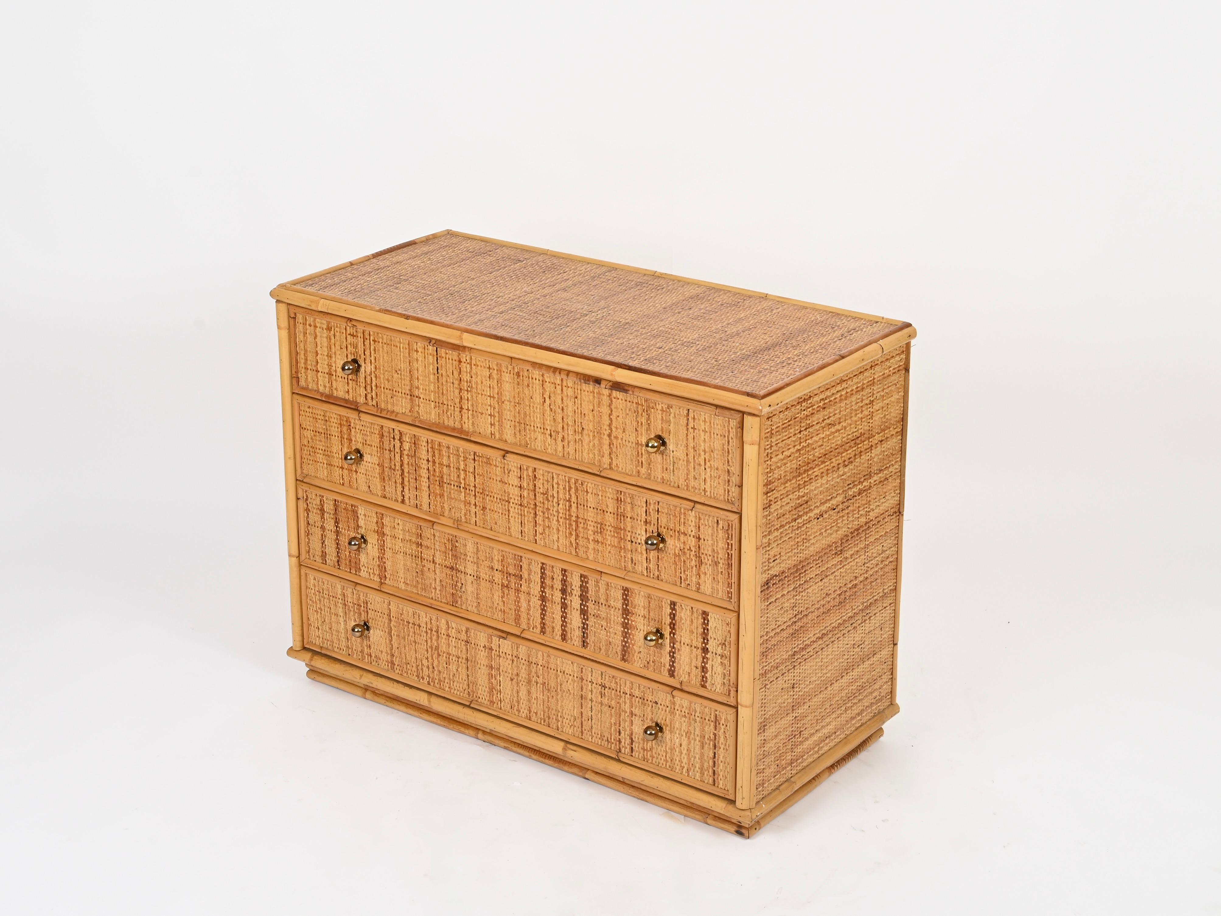 Meraviglioso comò in stile Costa Azzurra di metà secolo in bambù e rattan intrecciato, completato da pomelli in ottone massiccio. Questa affascinante cassettiera organica è stata realizzata a mano in Italia negli anni Settanta.

In ottime condizioni