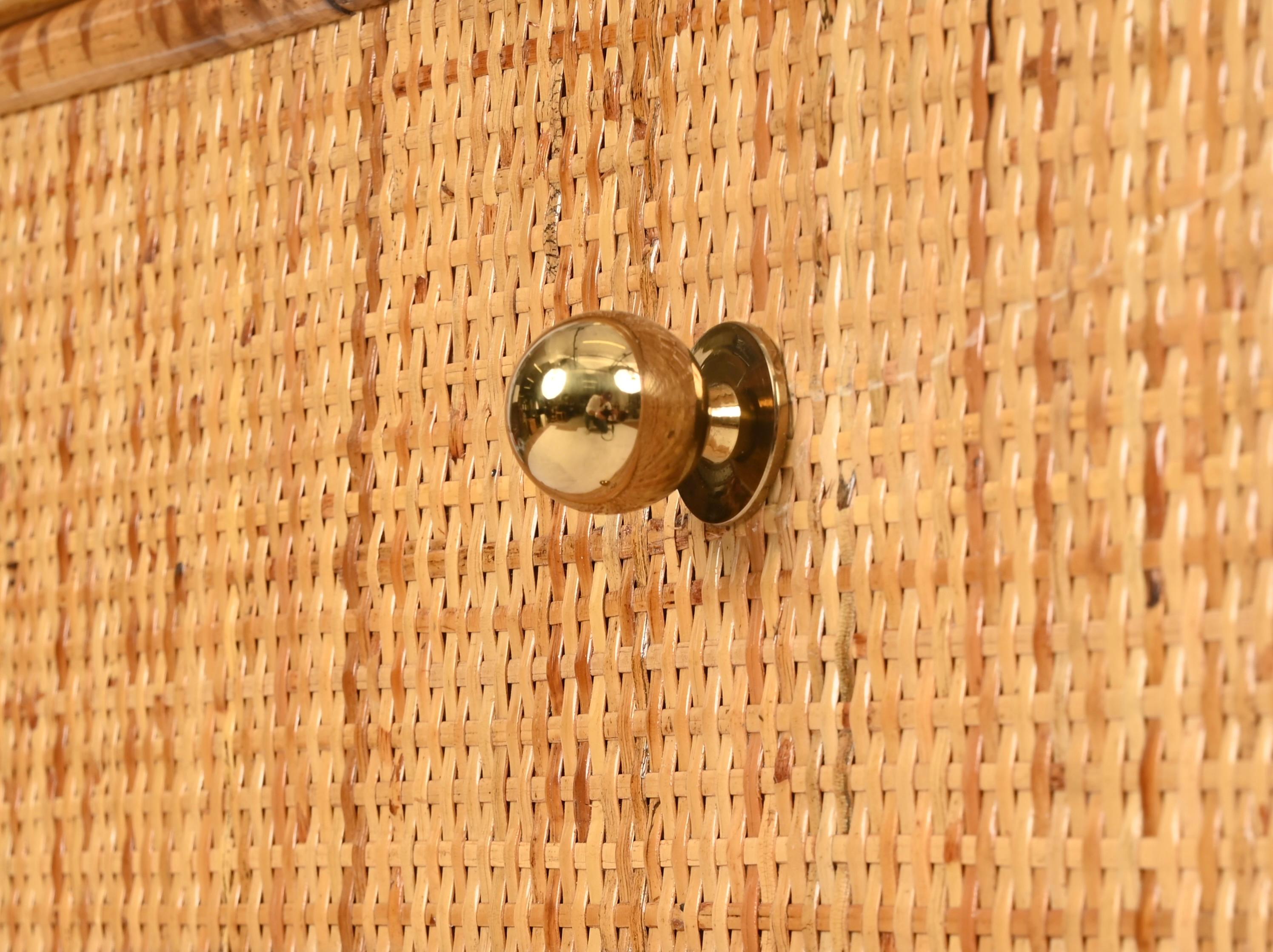 Cassettiera French Riviera in rattan, bambù e ottone, Italia, anni '70 In condizioni buone a Roma, IT